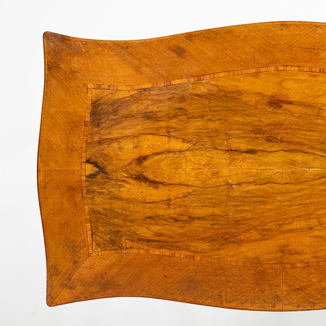 Escritorio italiano antiguo rectangular de madera de nogal, 1700 en venta 7