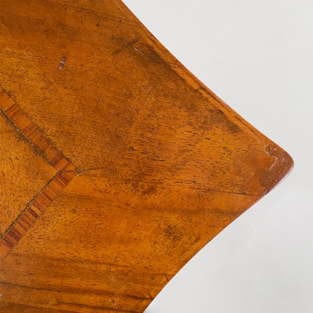 Escritorio italiano antiguo rectangular de madera de nogal, 1700 en venta 8