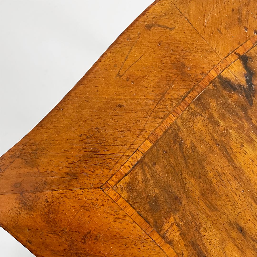 Escritorio italiano antiguo rectangular de madera de nogal, 1700 en venta 9