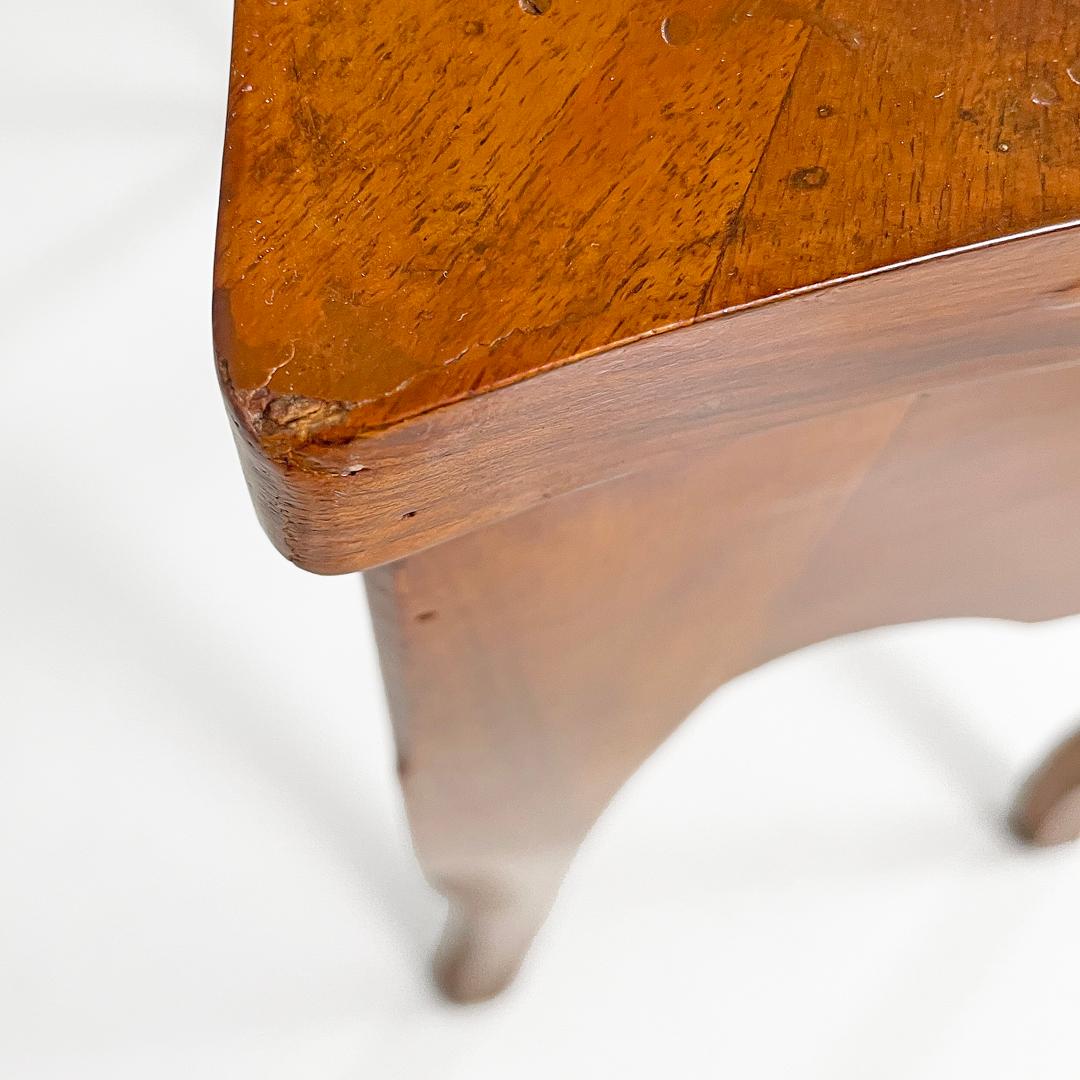 Escritorio italiano antiguo rectangular de madera de nogal, 1700 en venta 11