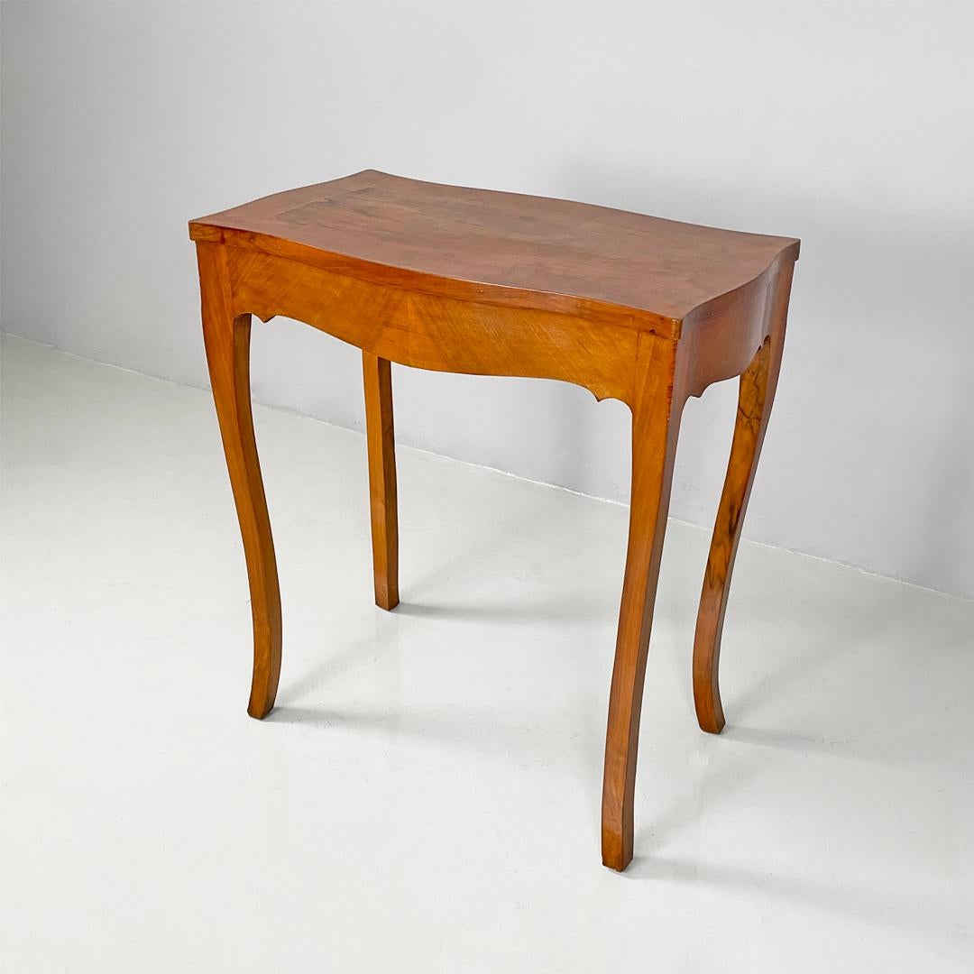 Escritorio italiano antiguo rectangular de madera de nogal, 1700
Escritorio o mesa con tablero rectangular de esquinas redondeadas, totalmente de madera de nogal.
El borde subyacente está incrustado. Las patas de sección cuadrada están ligeramente