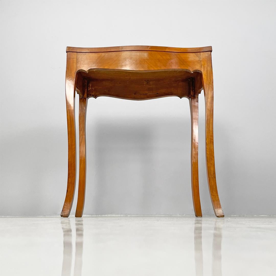 Escritorio italiano antiguo rectangular de madera de nogal, 1700 en venta 1