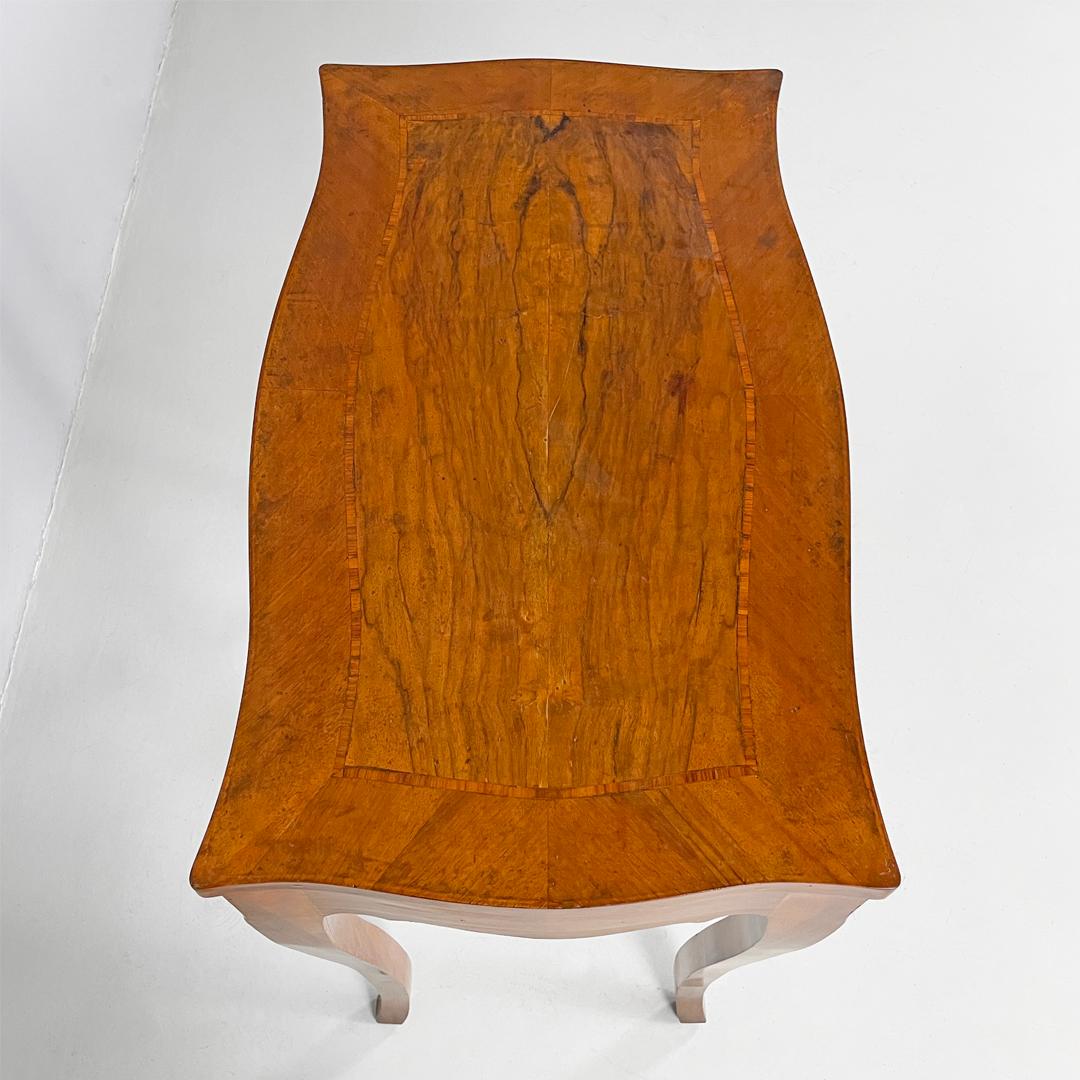 Escritorio italiano antiguo rectangular de madera de nogal, 1700 en venta 2