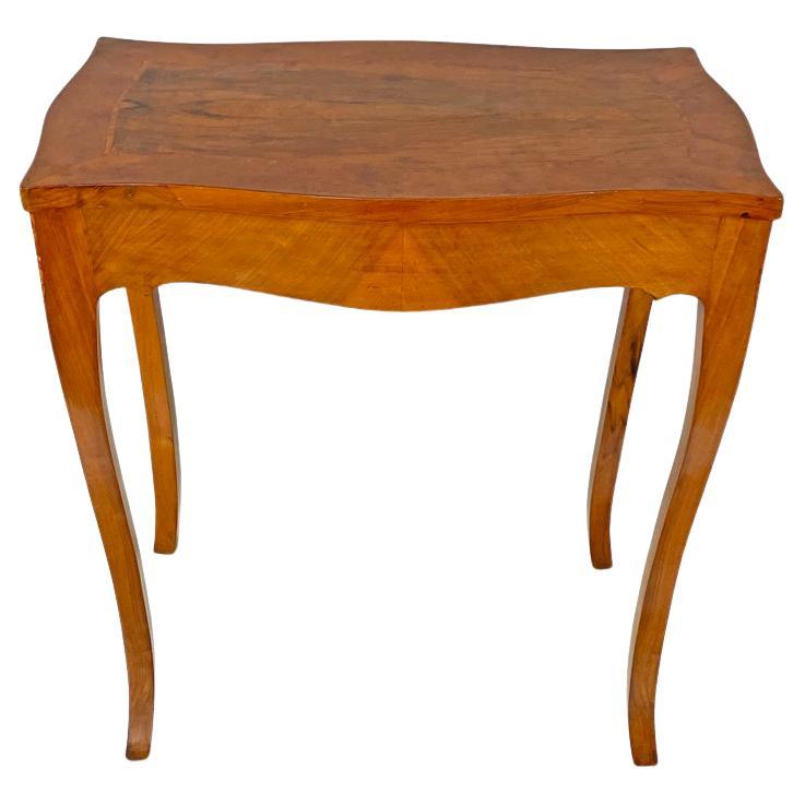 Escritorio italiano antiguo rectangular de madera de nogal, 1700 en venta