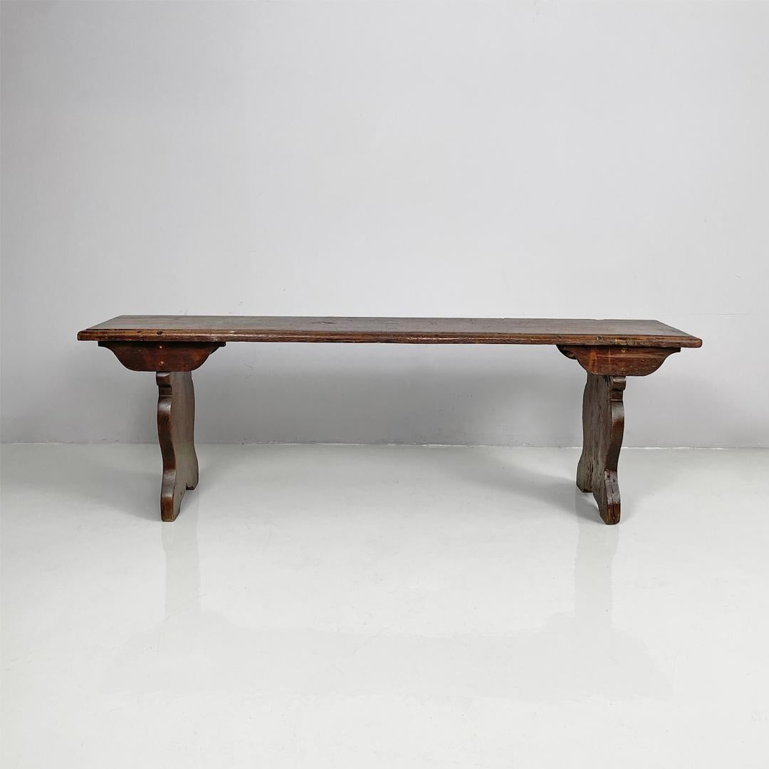 Antiguo banco italiano rectangular de madera, finales del siglo XIX
Banco de madera con tablero rectangular. Las dos patas laterales tienen perfiles decorados con líneas curvas.
Finales de 1800
Estado vintage, con signos de uso y antigüedad y
