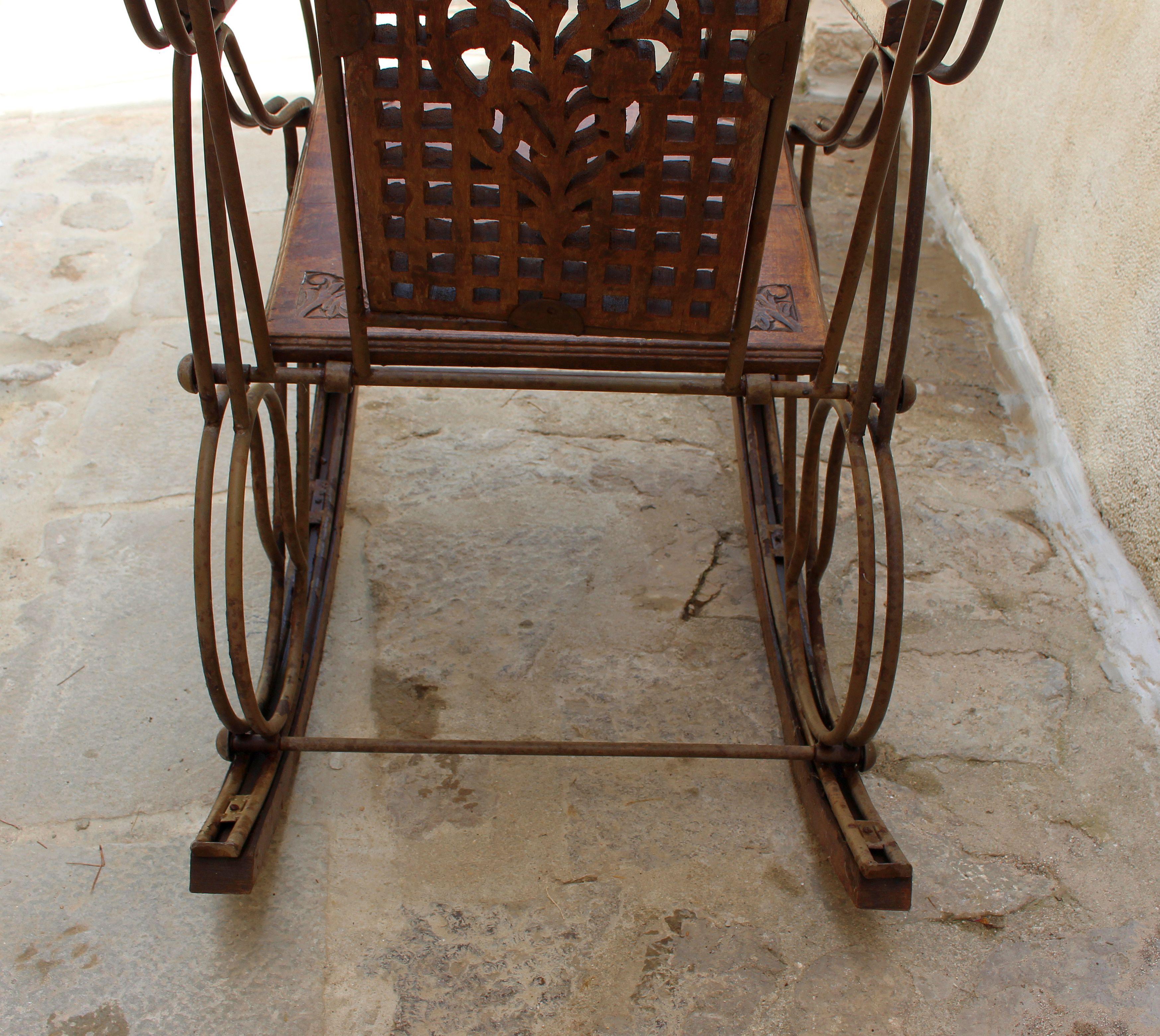 Italian Antique Rocking Chair In Distressed Condition For Sale In Los Angeles, CA