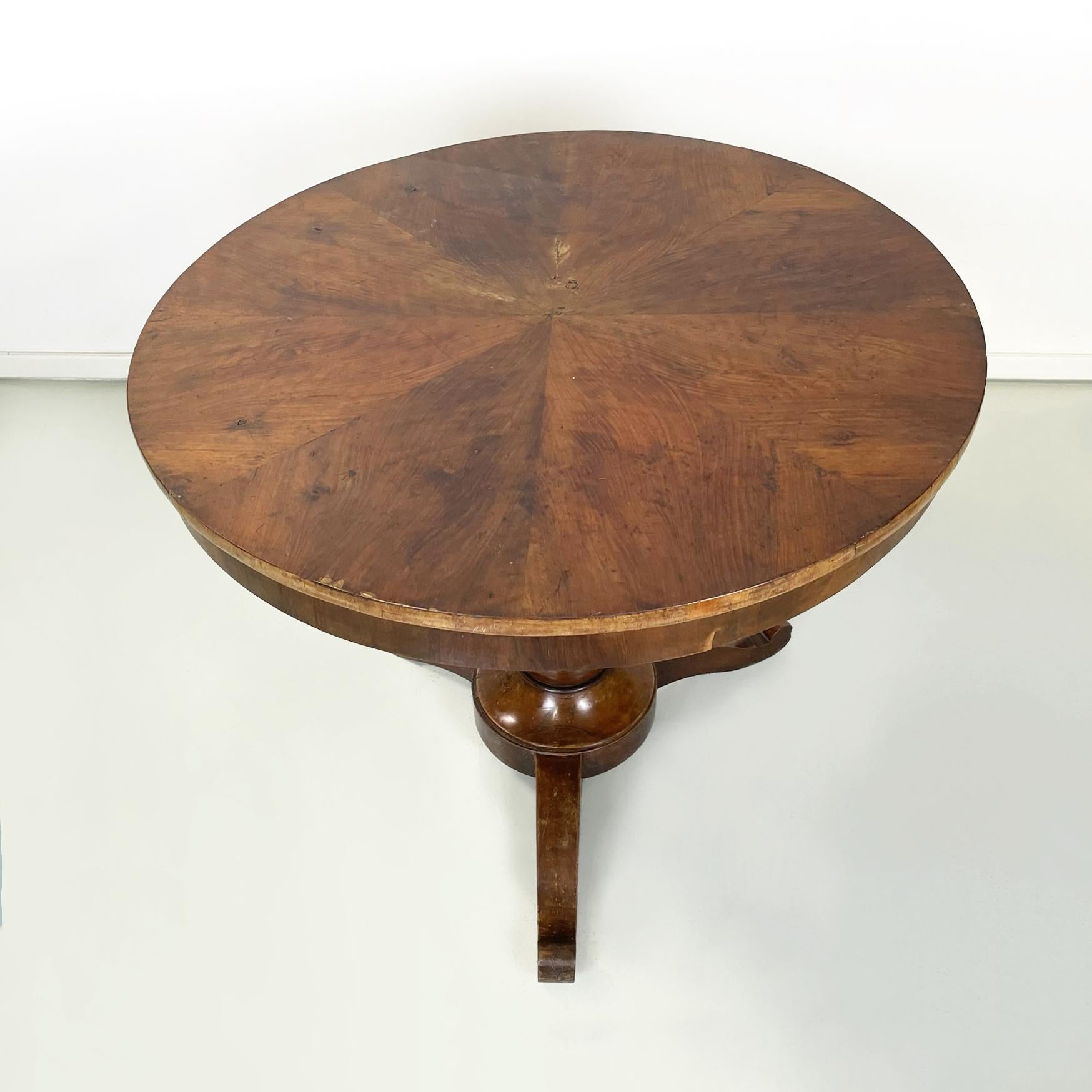 George IV Italian antique round and finely worked wood dining table, 1800s         For Sale