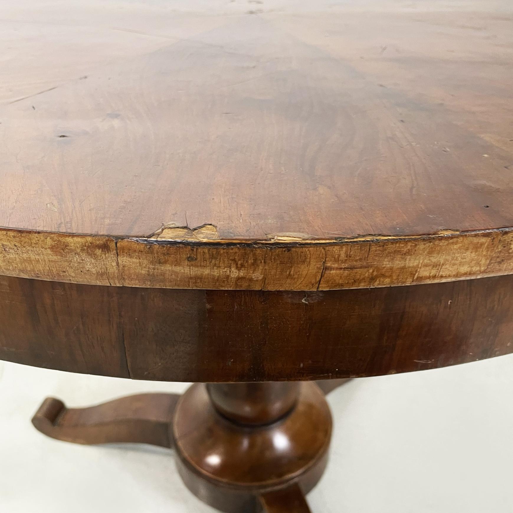 XVIIIe siècle et antérieur Table de salle à manger italienne ancienne en bois rond et finement travaillé, années 1800         en vente