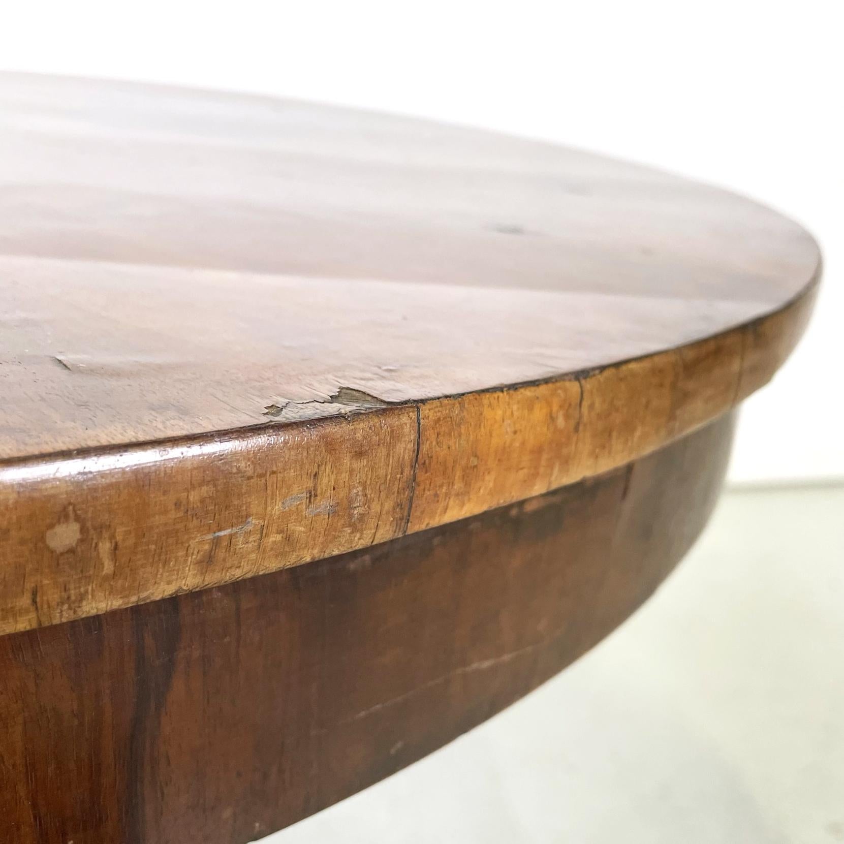 Italian antique round and finely worked wood dining table, 1800s         For Sale 2