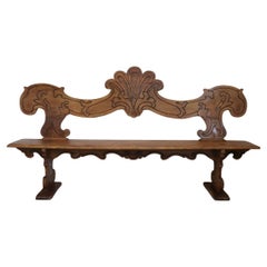 Banc rustique antique italien en bois de noyer sculpté
