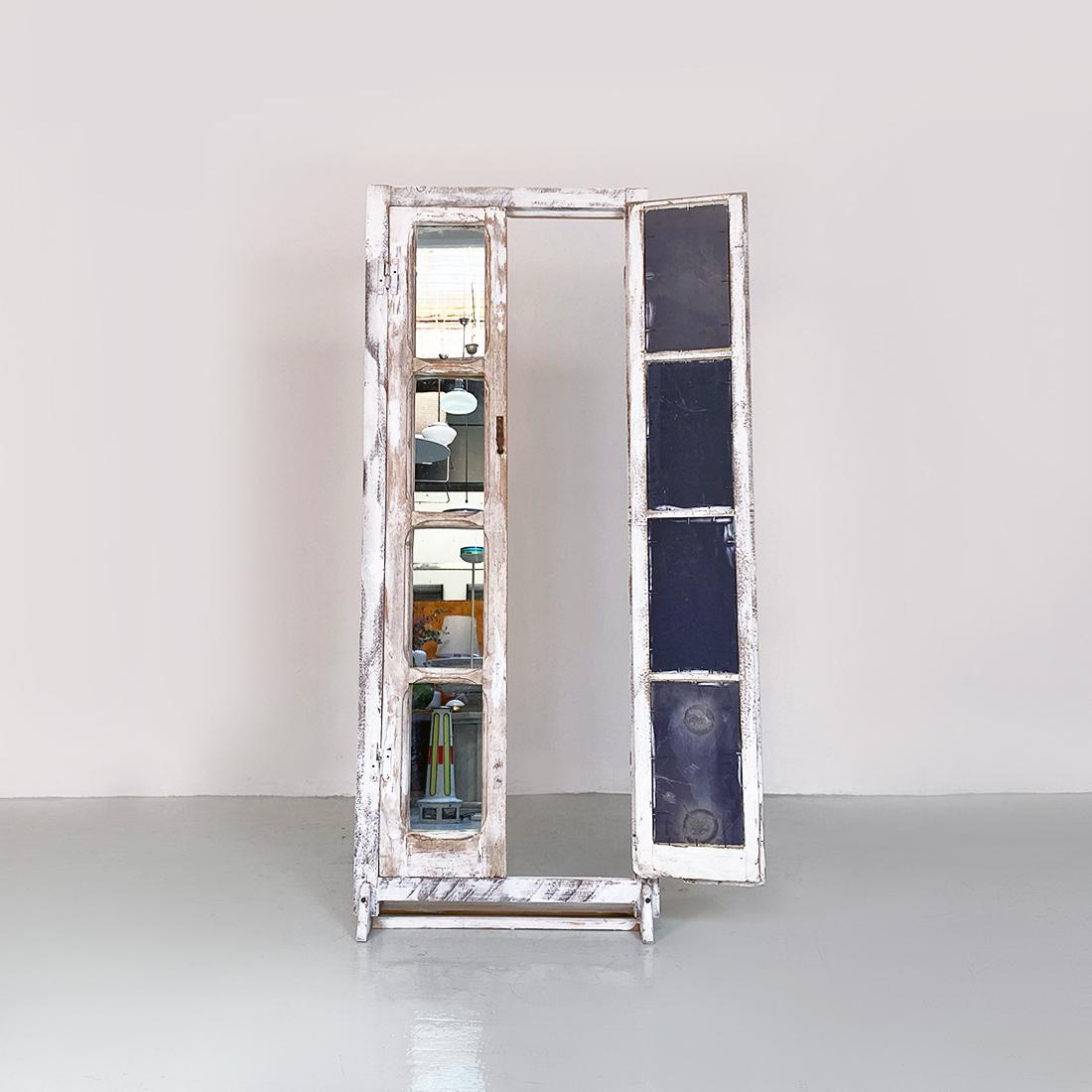Rustique Miroir italien ancien et rustique autoportant, fabriqué à partir d'une porte pivotante en bois, années 1940 en vente