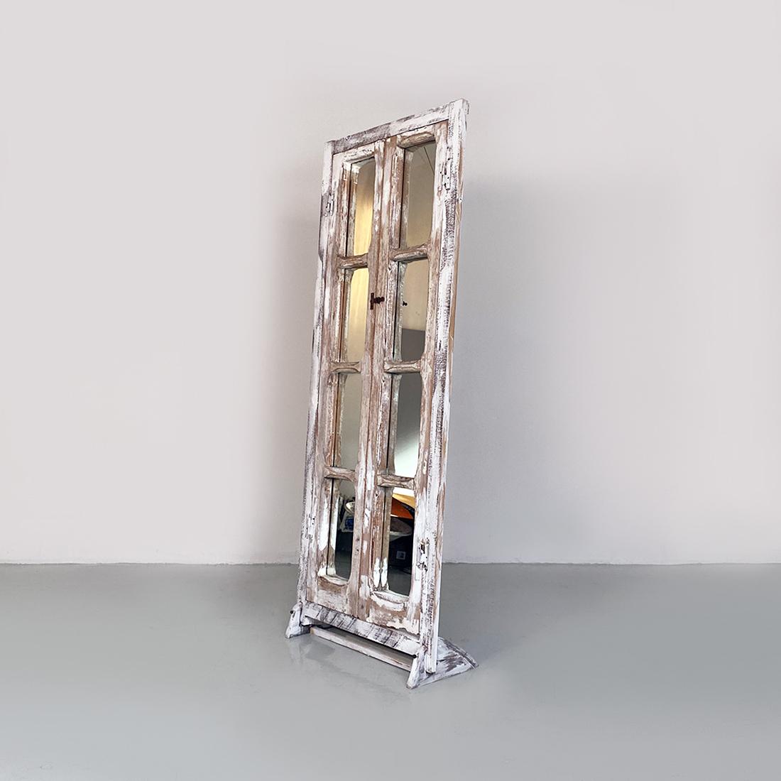 Miroir italien ancien et rustique autoportant, fabriqué à partir d'une porte pivotante en bois, années 1940 en vente 3