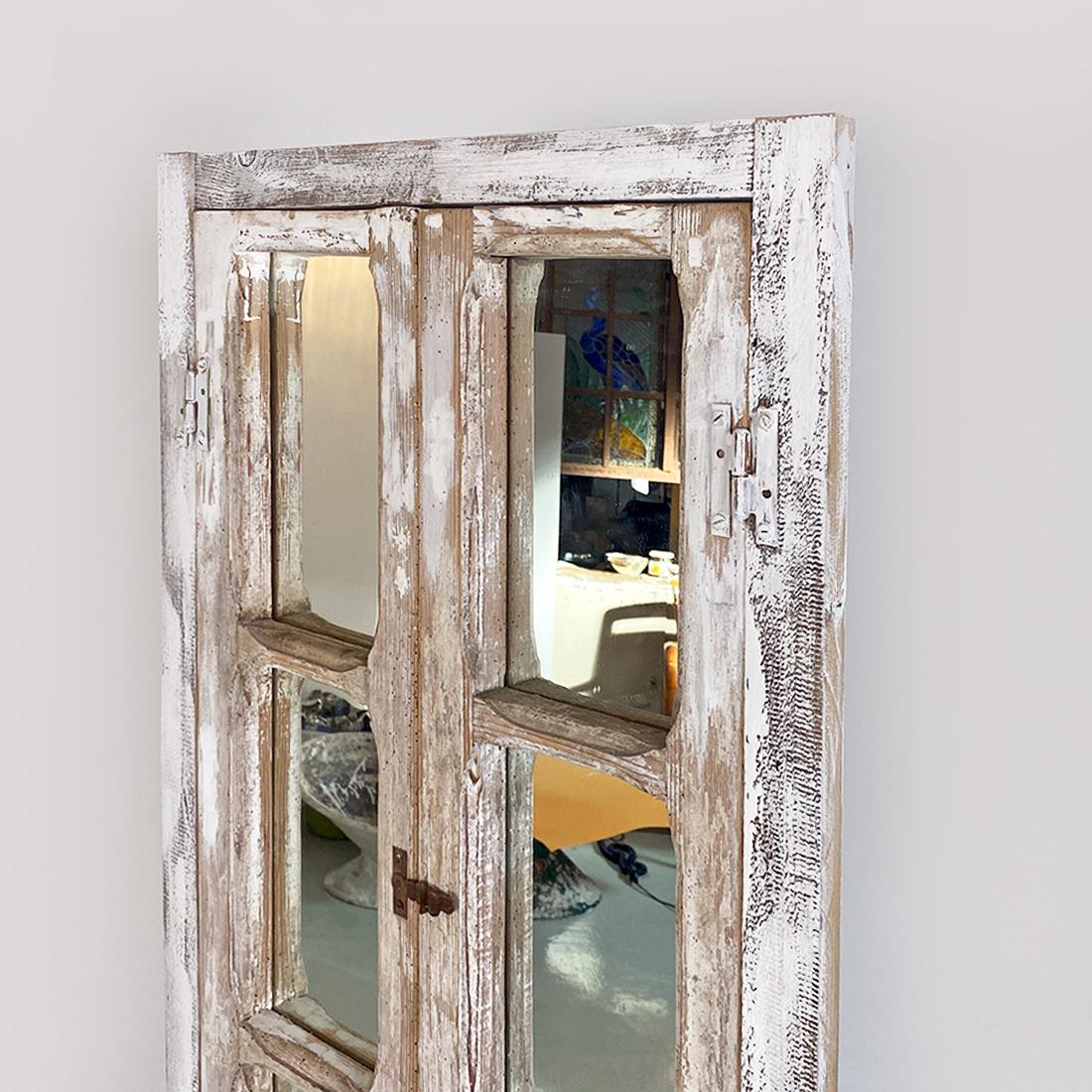 Miroir italien ancien et rustique autoportant, fabriqué à partir d'une porte pivotante en bois, années 1940 en vente 4