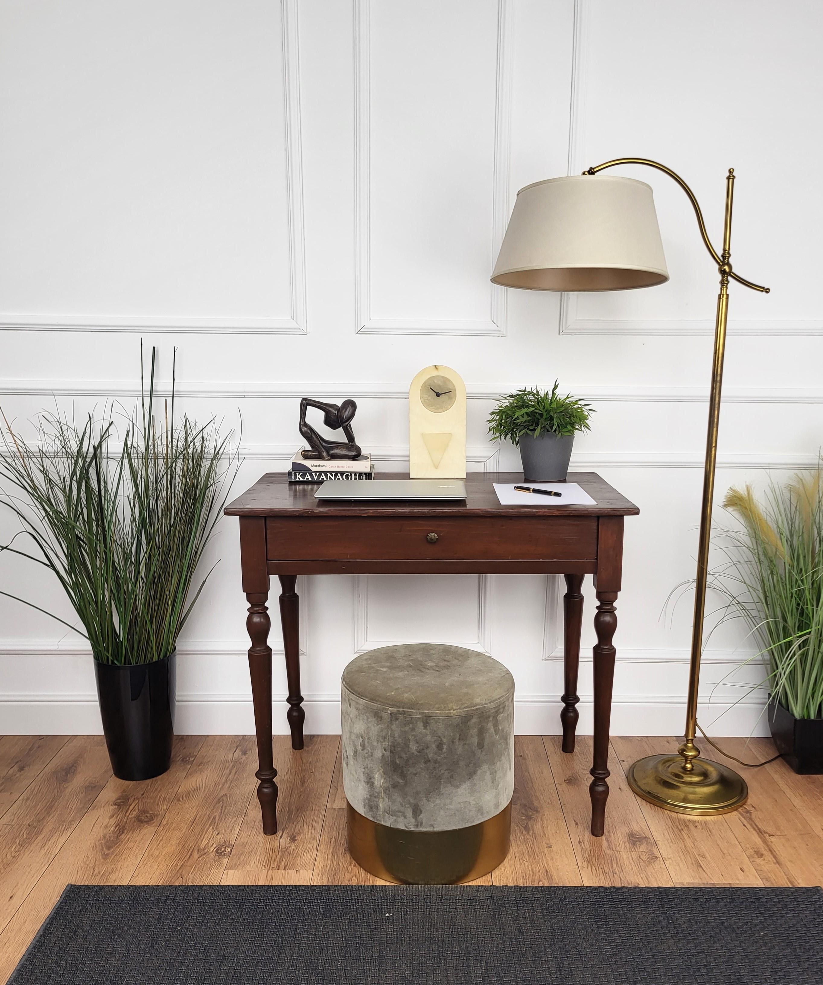 Très charmante et élégante table ou écritoire de bureau italienne avec des jambes sculptées de style, du bois et un tiroir central. Idéal dans n'importe quelle pièce comme petit bureau d'angle autonome ou à côté du mur.

Nous avons également le