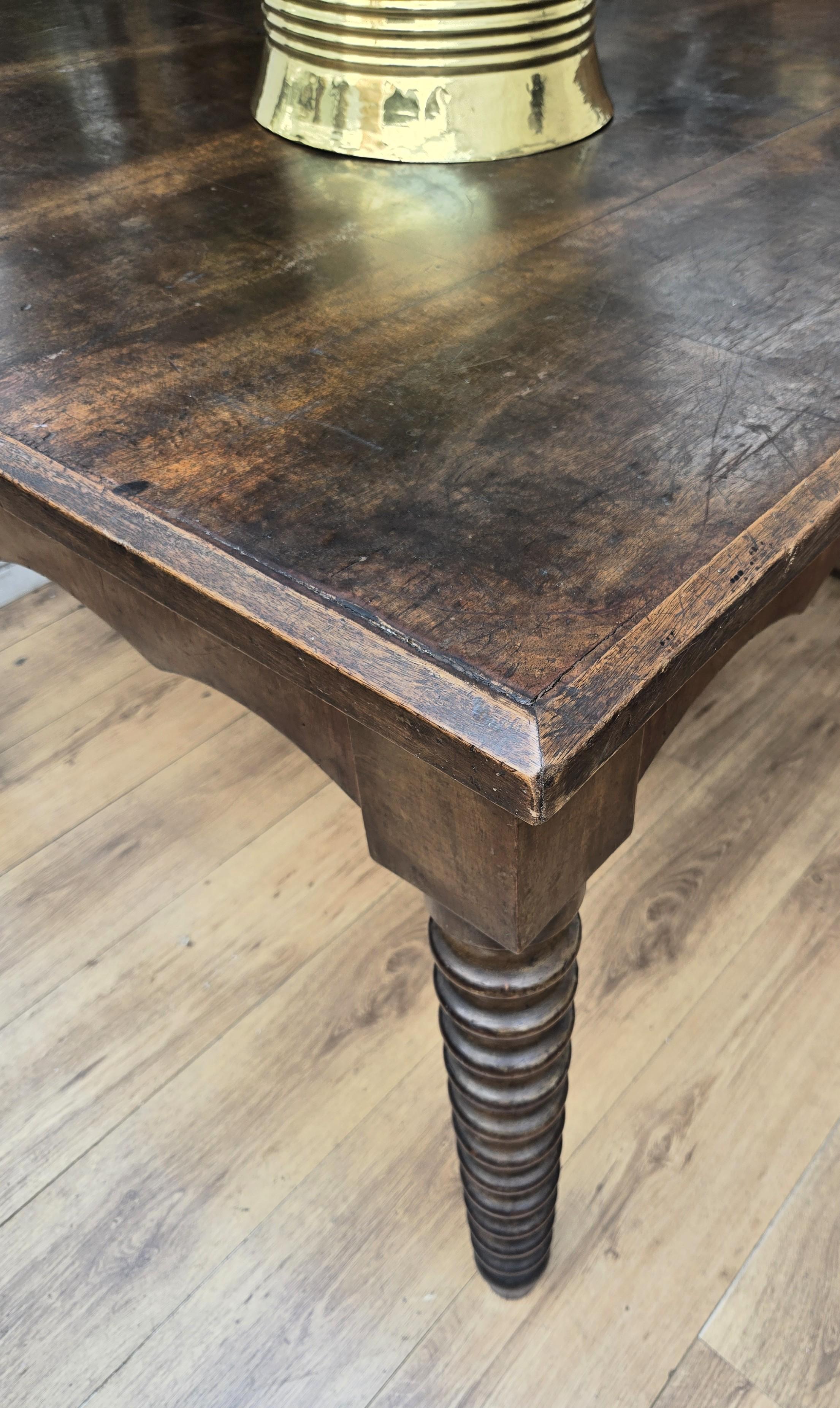 Italienischer antiker massiver Nussbaum Küchentisch (Holz) im Angebot