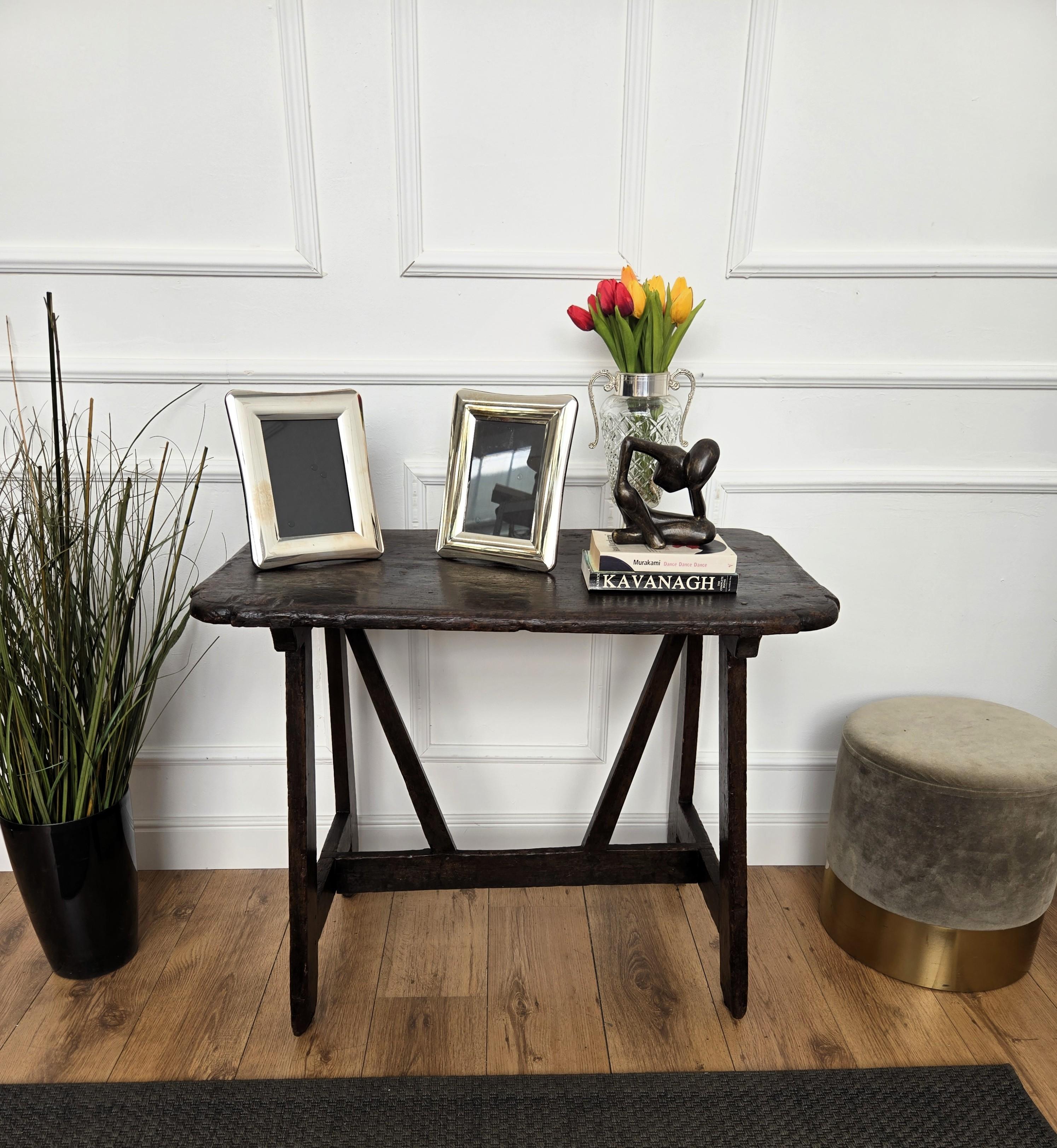 Very charming and elegant Italian antique side console table or desk writing table in solid walnut wood with stylish carved legs and centrl stretchers. Ideal in any room as a small stand alone corner desk as well as next to the wall.
