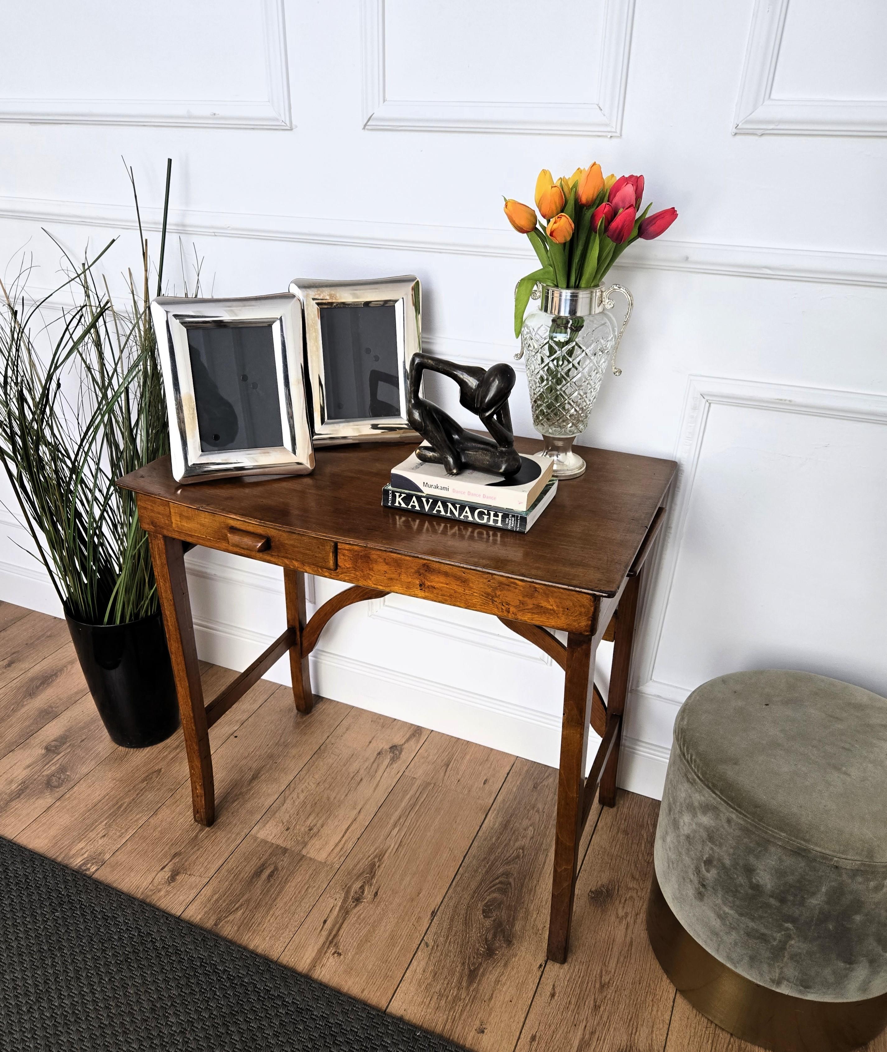 20ième siècle Table console italienne ancienne en noyer massif Table à écrire en vente