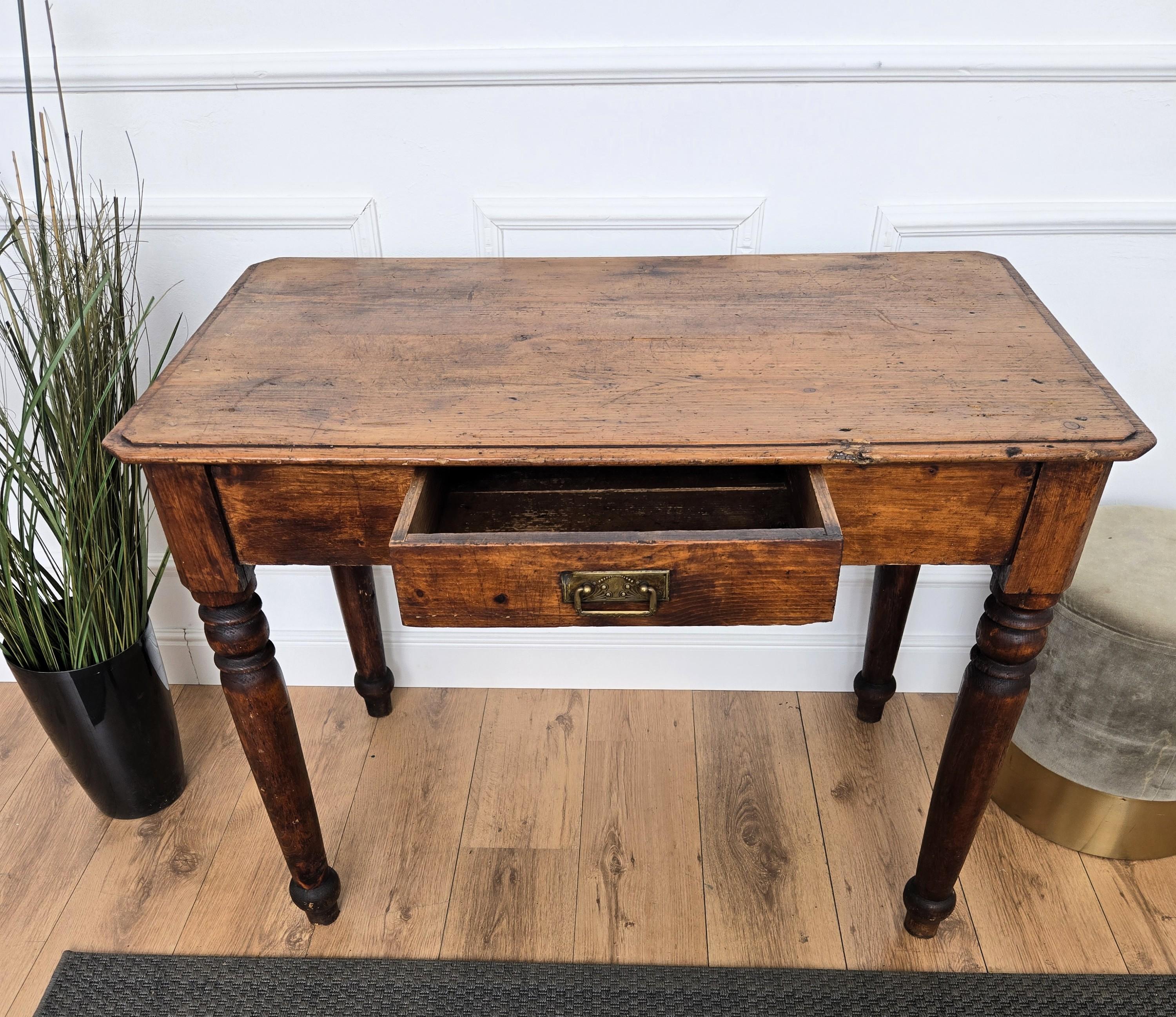 Italienischer antiker massiver Nussbaum rustikaler Tisch Schreibtisch schreibtisch im Angebot 4