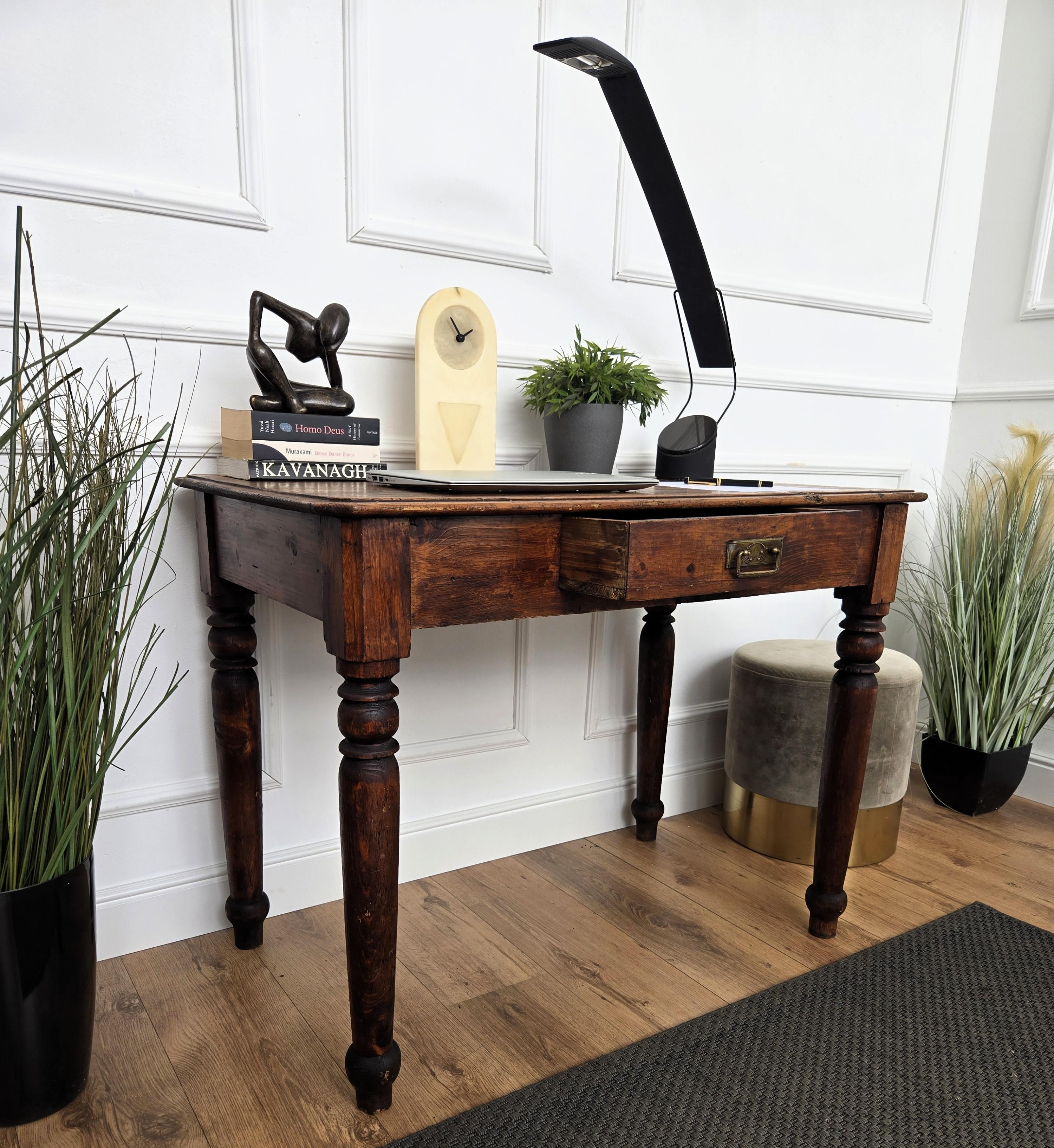 Italienischer antiker massiver Nussbaum rustikaler Tisch Schreibtisch schreibtisch (Holz) im Angebot