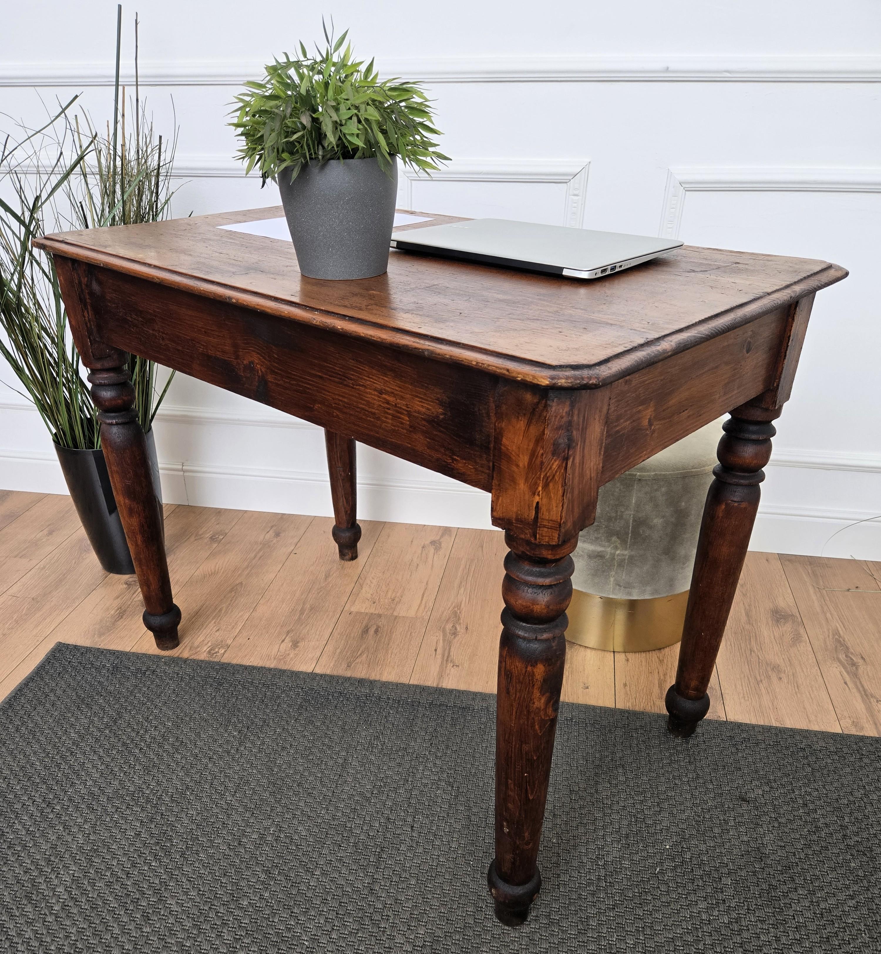 Italienischer antiker massiver Nussbaum rustikaler Tisch Schreibtisch schreibtisch im Angebot 1