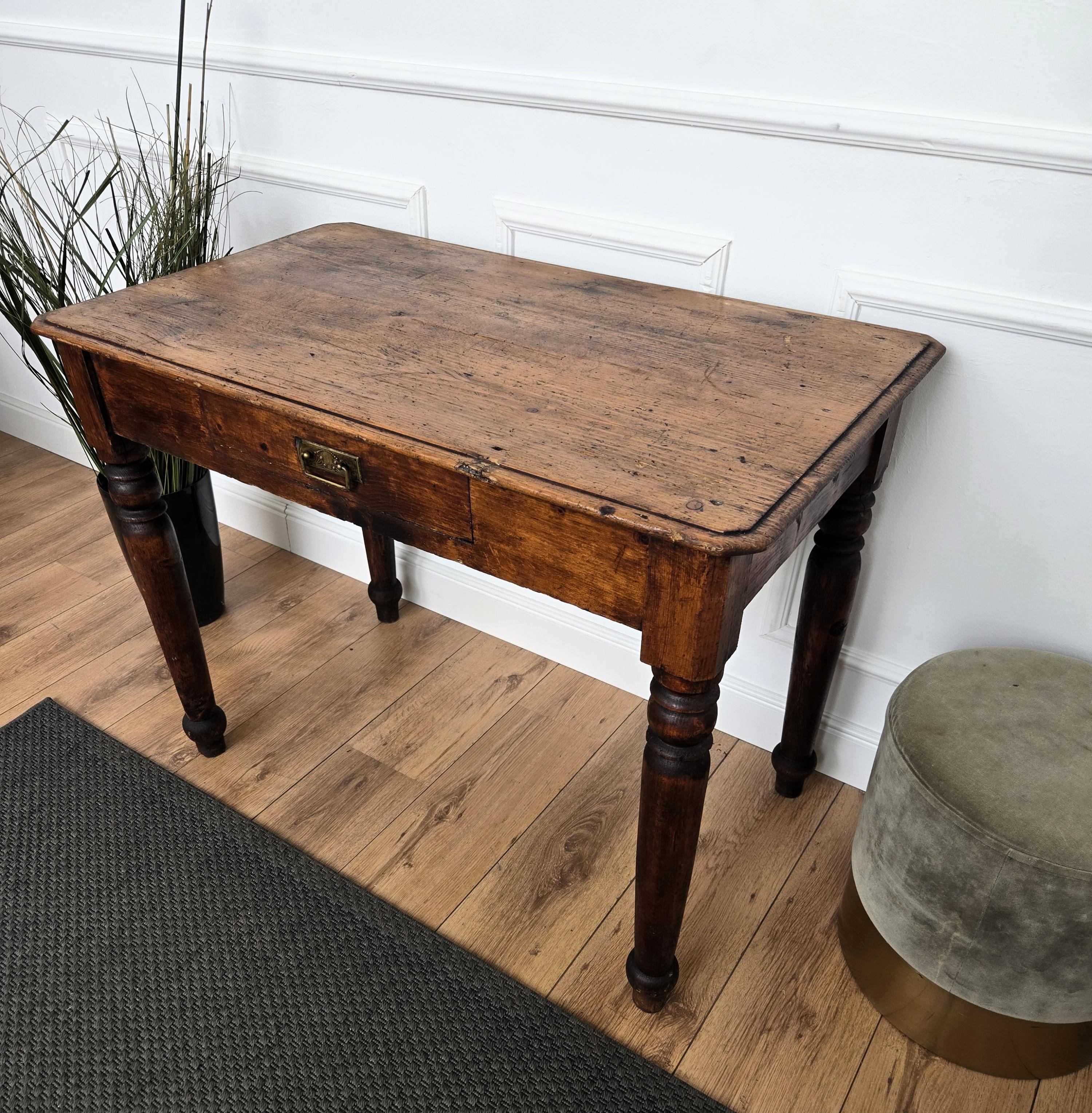 Italienischer antiker massiver Nussbaum rustikaler Tisch Schreibtisch schreibtisch im Angebot 3