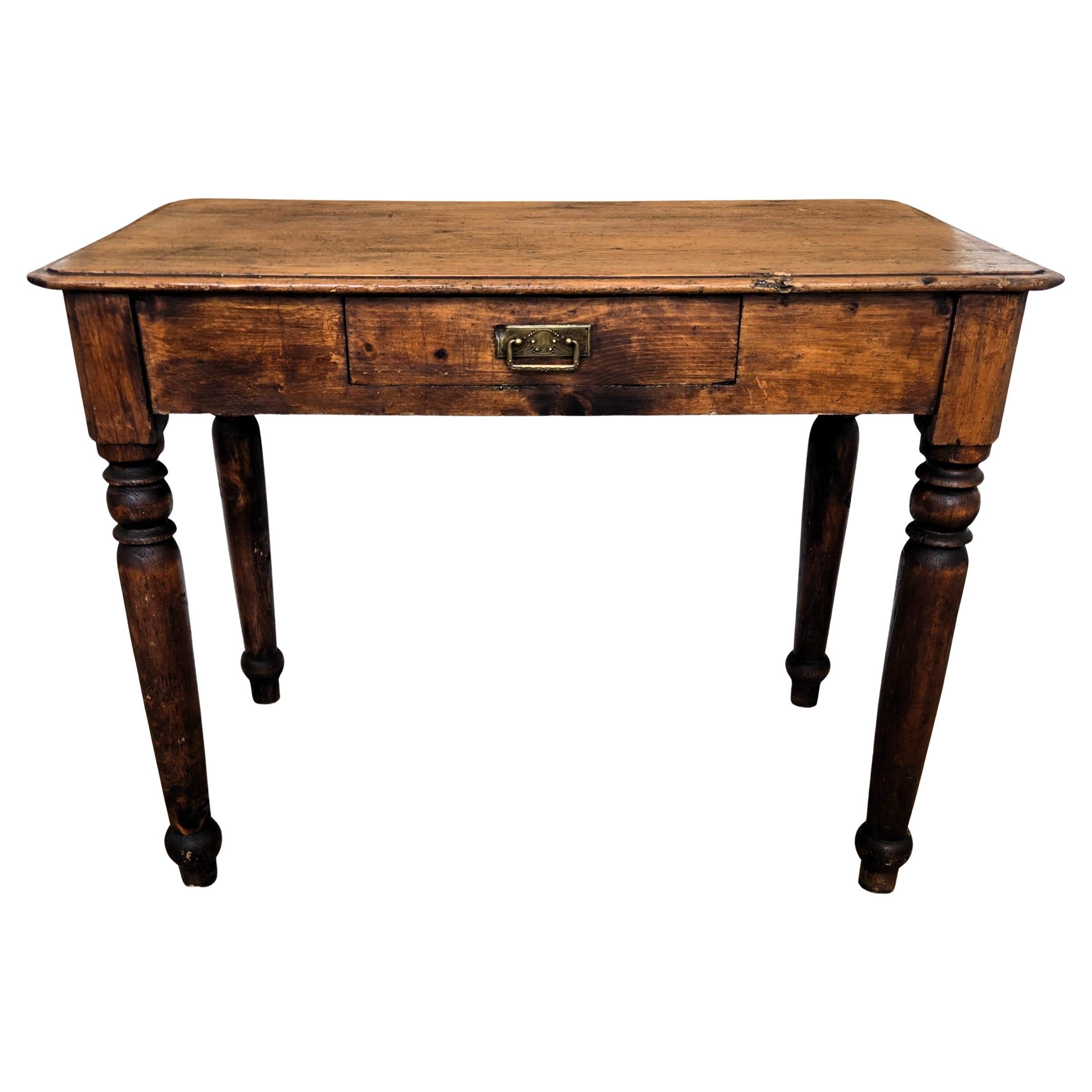 Italienischer antiker massiver Nussbaum rustikaler Tisch Schreibtisch schreibtisch im Angebot