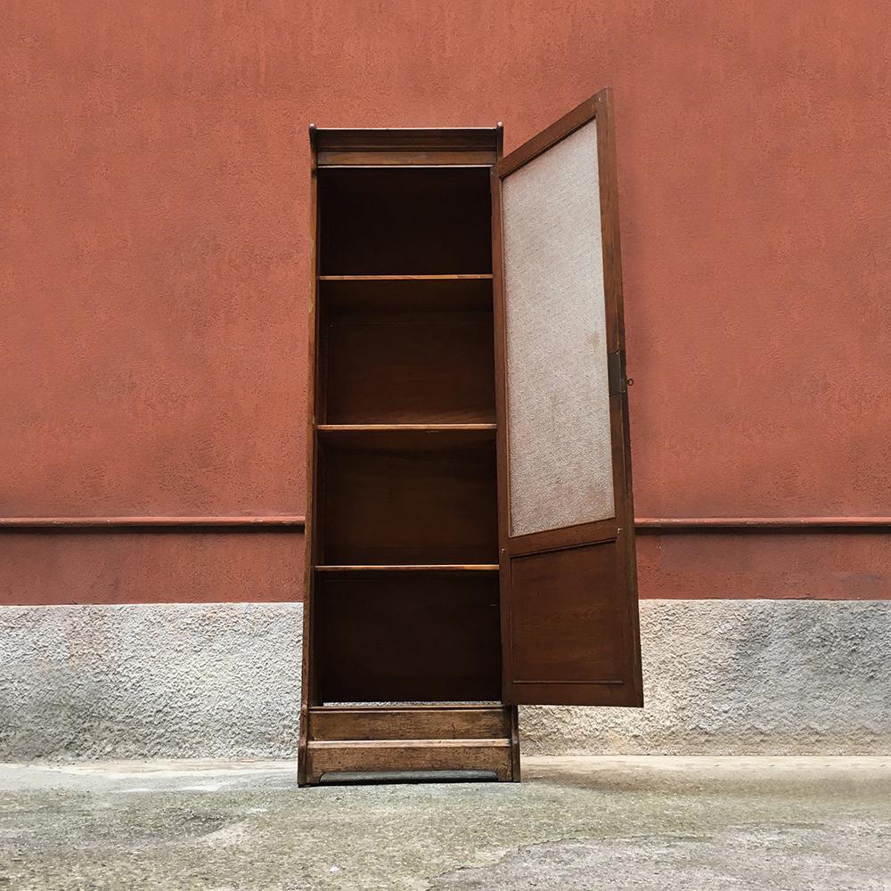 Cabinet showcase in solid wood dating to the earlier 1900. Coffered molding, molded glass door. There is a burnished rock and the shelves inside are adjustable.
Original and good condition.