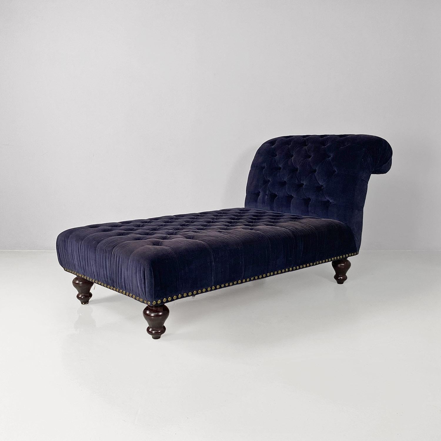 Italian antique style blue velvet and wood dormeuse or chaise longue, 1980s.
Large daybed, covered in dark blue velvet with quilting and studs and turned wooden feet to support the structure.
1980 approx.
Very good condition.
Measurements in cm