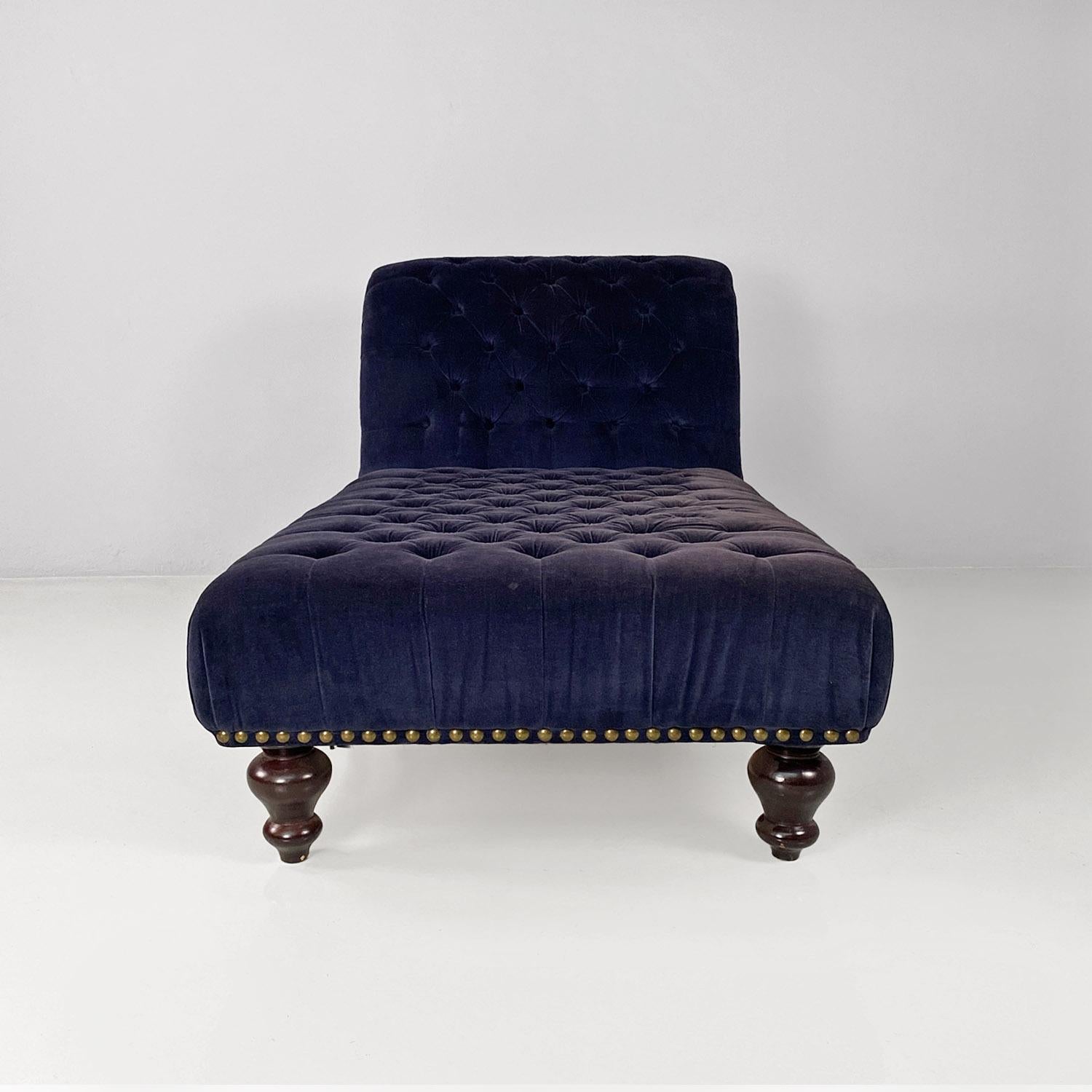 Romantic Italian antique style blue velvet and wood dormeuse or chaise longue, 1980s For Sale