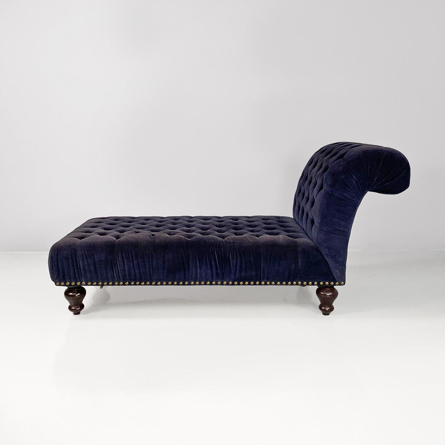 Italian antique style blue velvet and wood dormeuse or chaise longue, 1980s In Good Condition For Sale In MIlano, IT