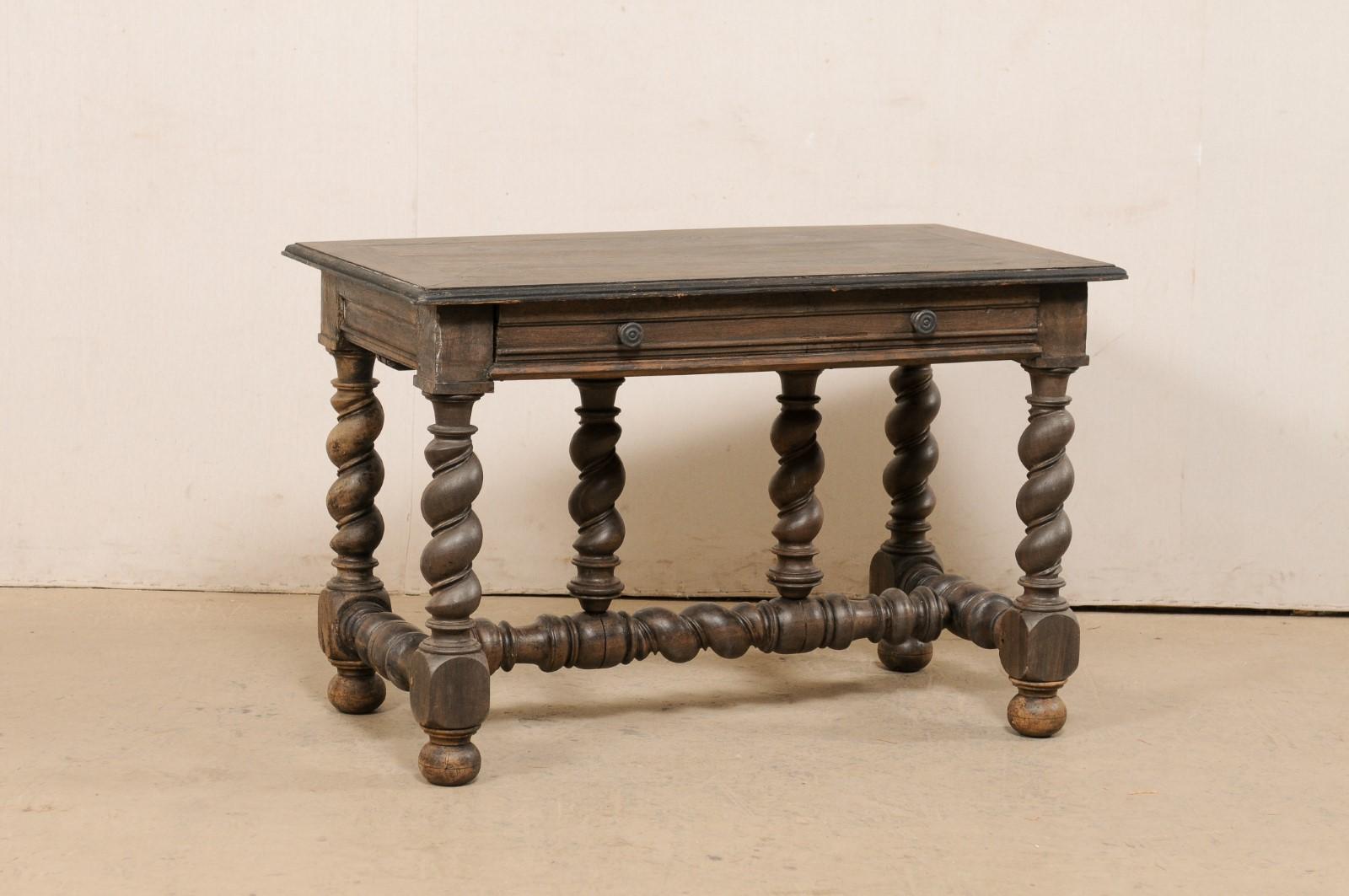 Ein italienischer Tisch aus geschnitztem Holz mit einer Schublade aus der Wende vom 18. zum 19. Dieser antike Tisch aus Italien hat eine rechteckige Platte, die über eine Schürze hinausragt, unter der sich an einer Längsseite eine Schublade