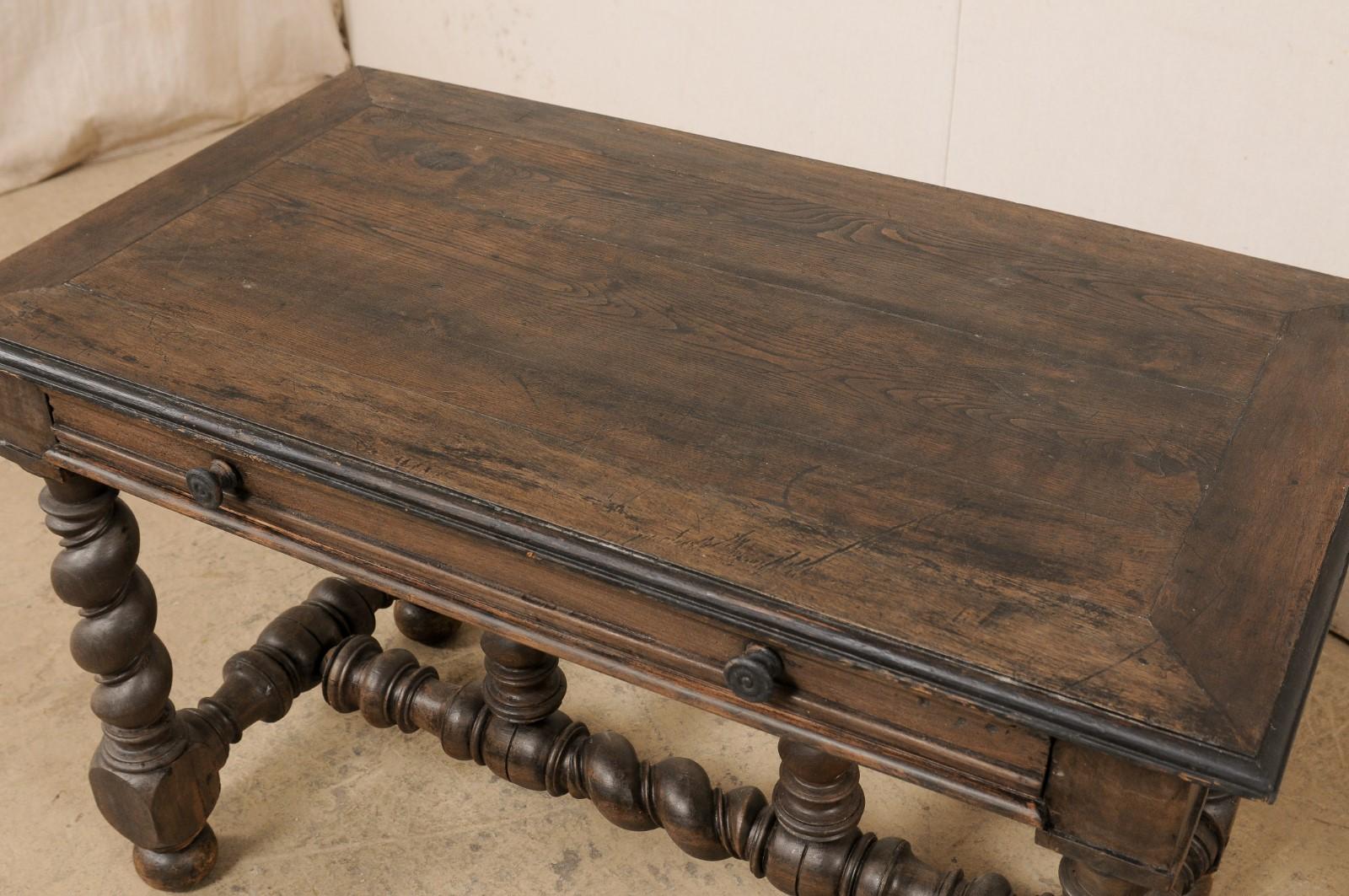 XVIIIe siècle Table italienne ancienne avec un seul tiroir reposant sur des pieds et des traverses audacieusement sculptés en vente