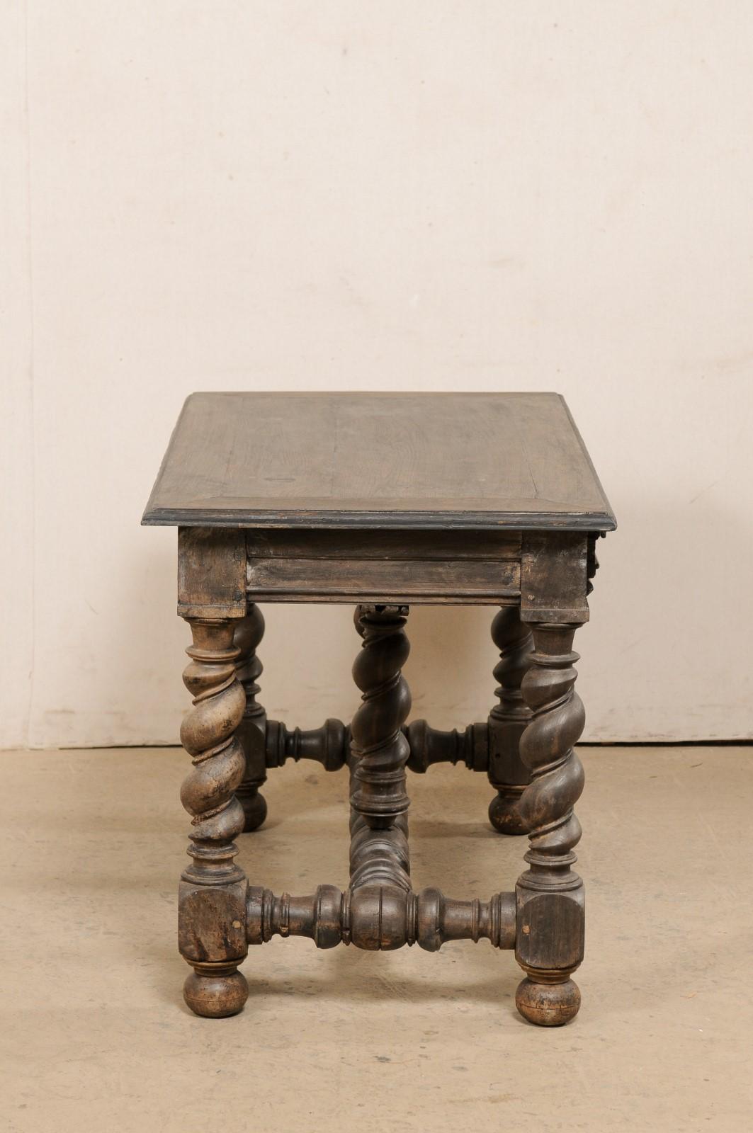 Italienischer antiker italienischer Tisch mit einer Schublade, auf kühn geschnitzten Beinen und Stretchern erhöht (18. Jahrhundert) im Angebot