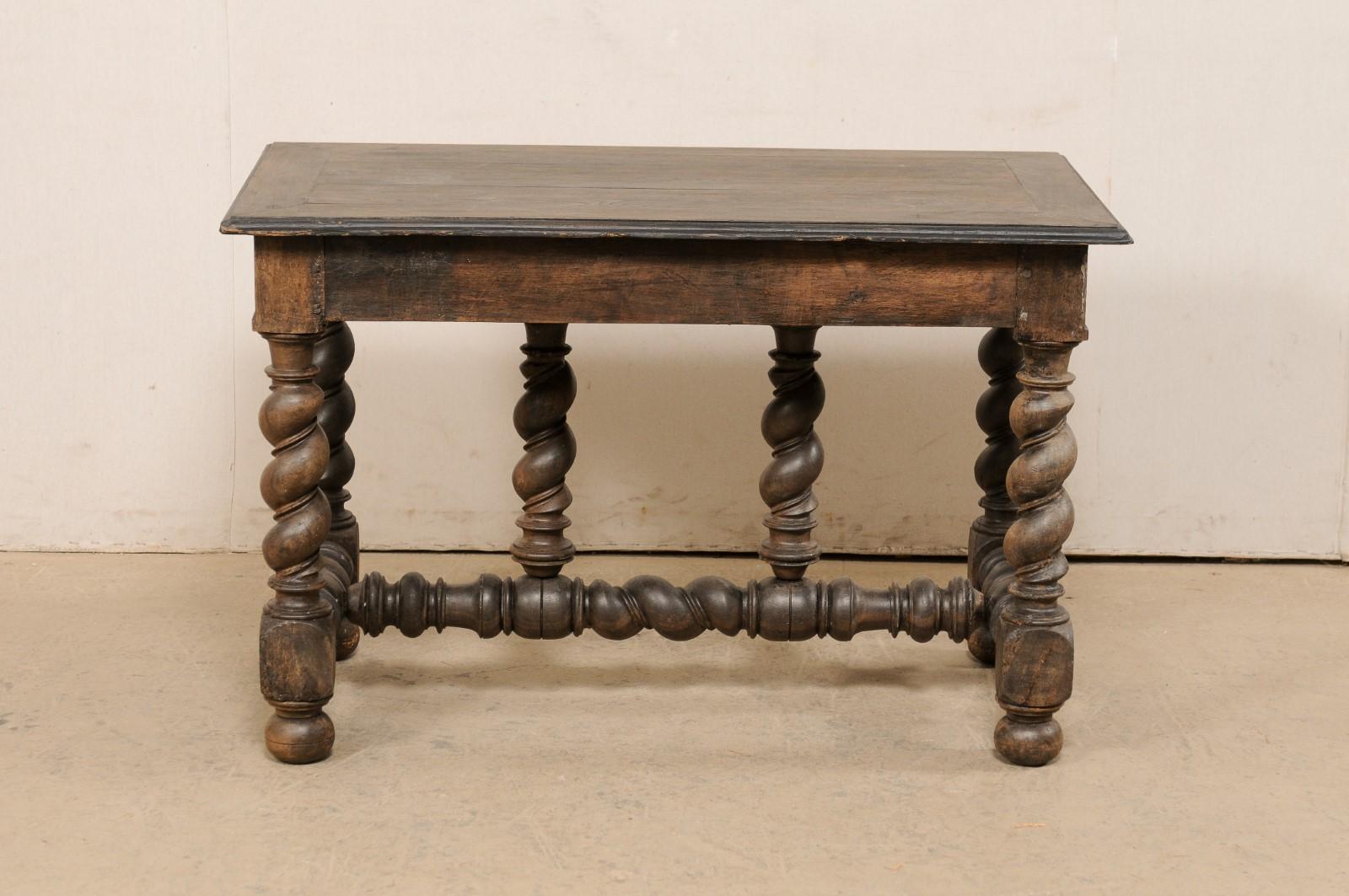 Italienischer antiker italienischer Tisch mit einer Schublade, auf kühn geschnitzten Beinen und Stretchern erhöht (Holz) im Angebot