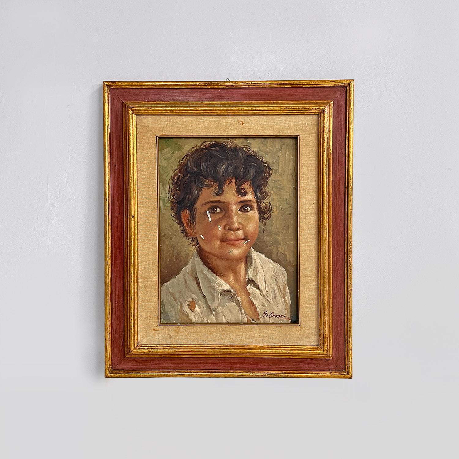 Painting made with tempera colours, representing a child with dark, wavy hair and a rounded face. The colors are warm and the frame is made of wood, painted gold or brown and beige fabric.
Signed G. Colonello and dating back to around 1900.
Good