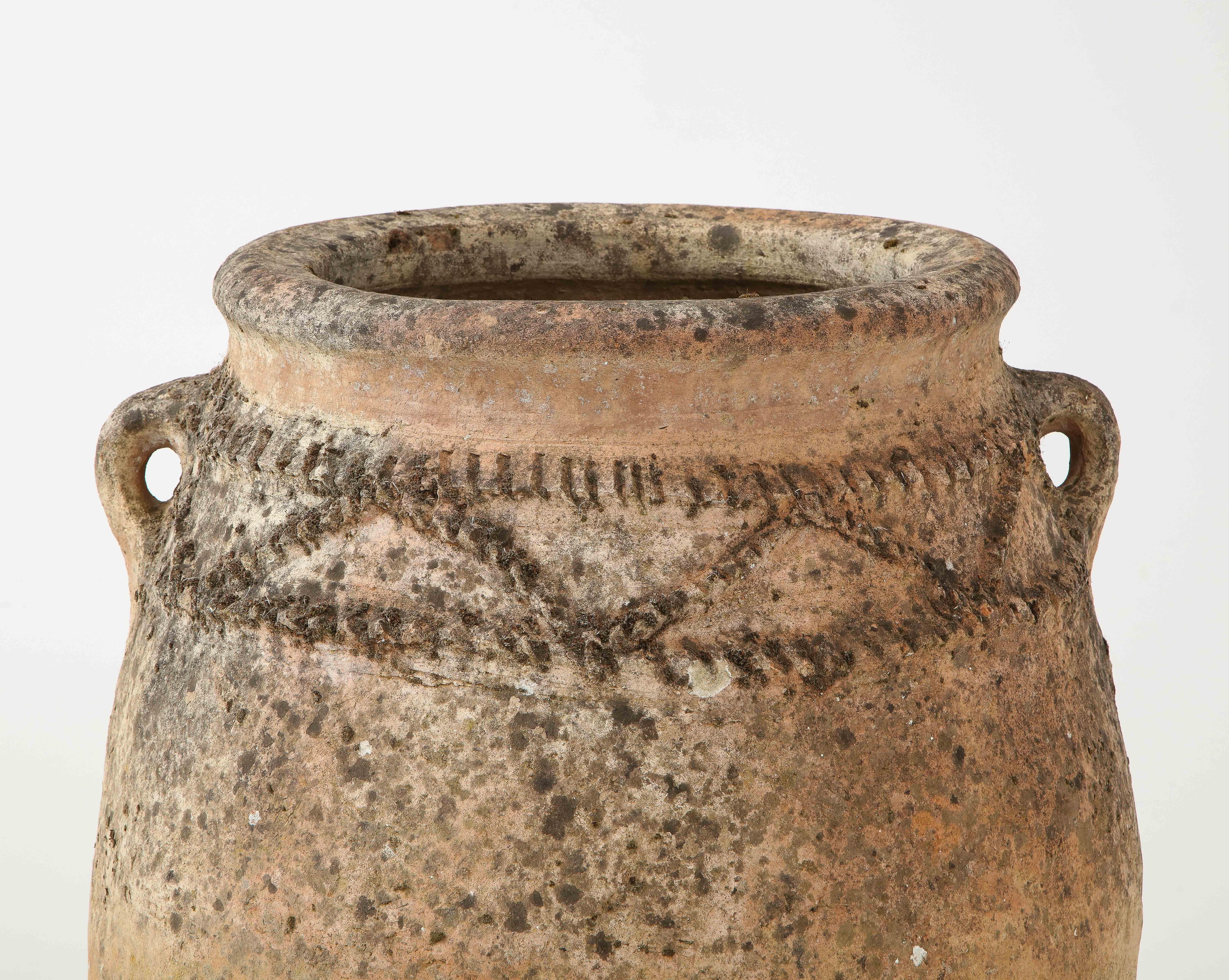 Antigua aceitera italiana de terracota sobre soporte de hierro 3