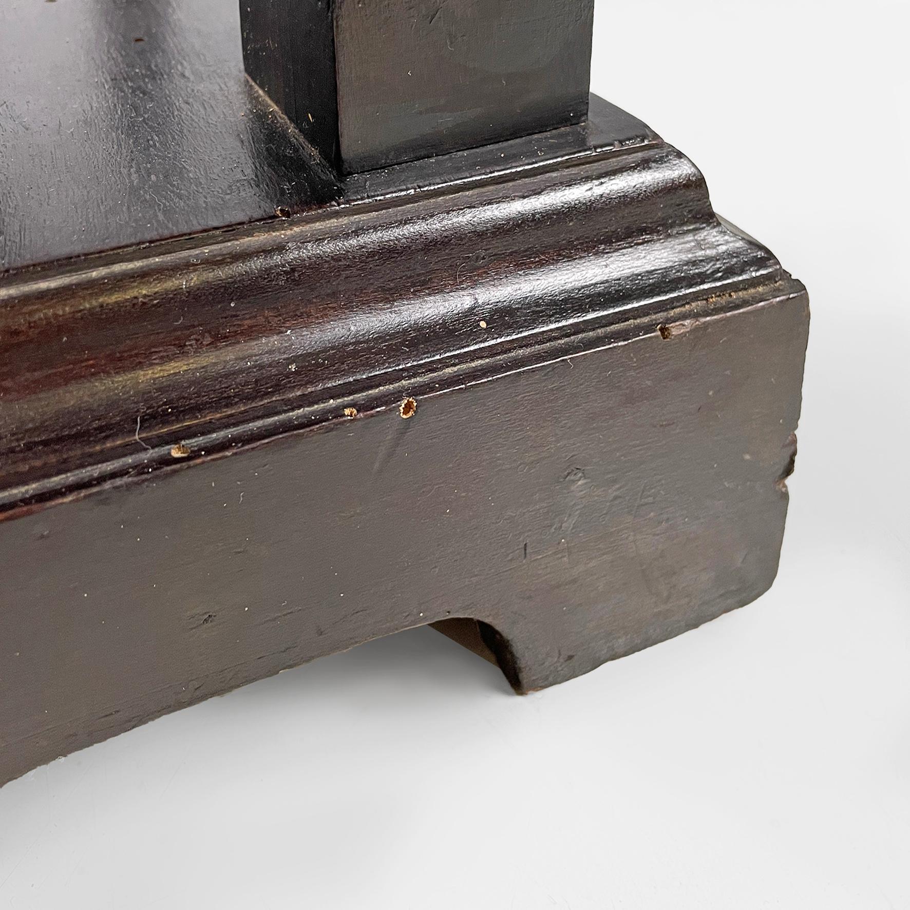 Consola o mesa de centro italiana antigua de madera torneada, finales del siglo XIX.
Pequeña consola o mesa de centro, totalmente de madera oscura, compuesta por una base gruesa, trabajada y tallada, y cuatro columnas torneadas y ahusadas en los