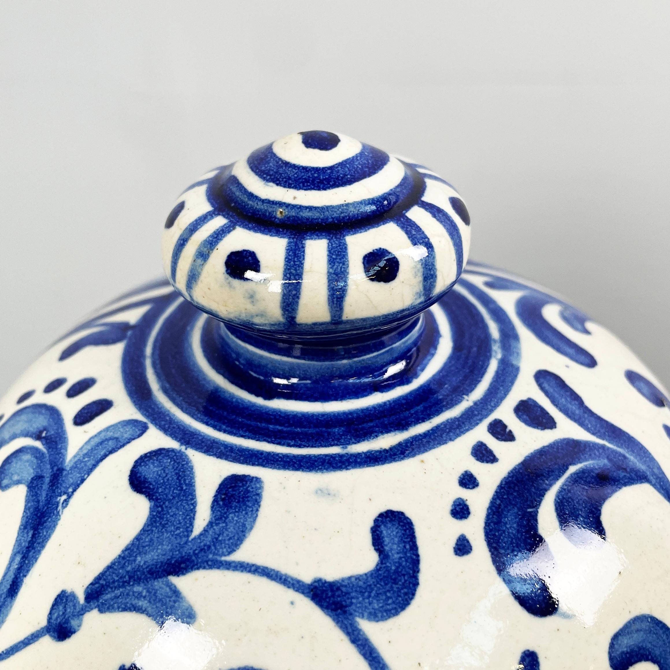 Italian antique vase with lid in blue and white majolica, 1715 For Sale 5
