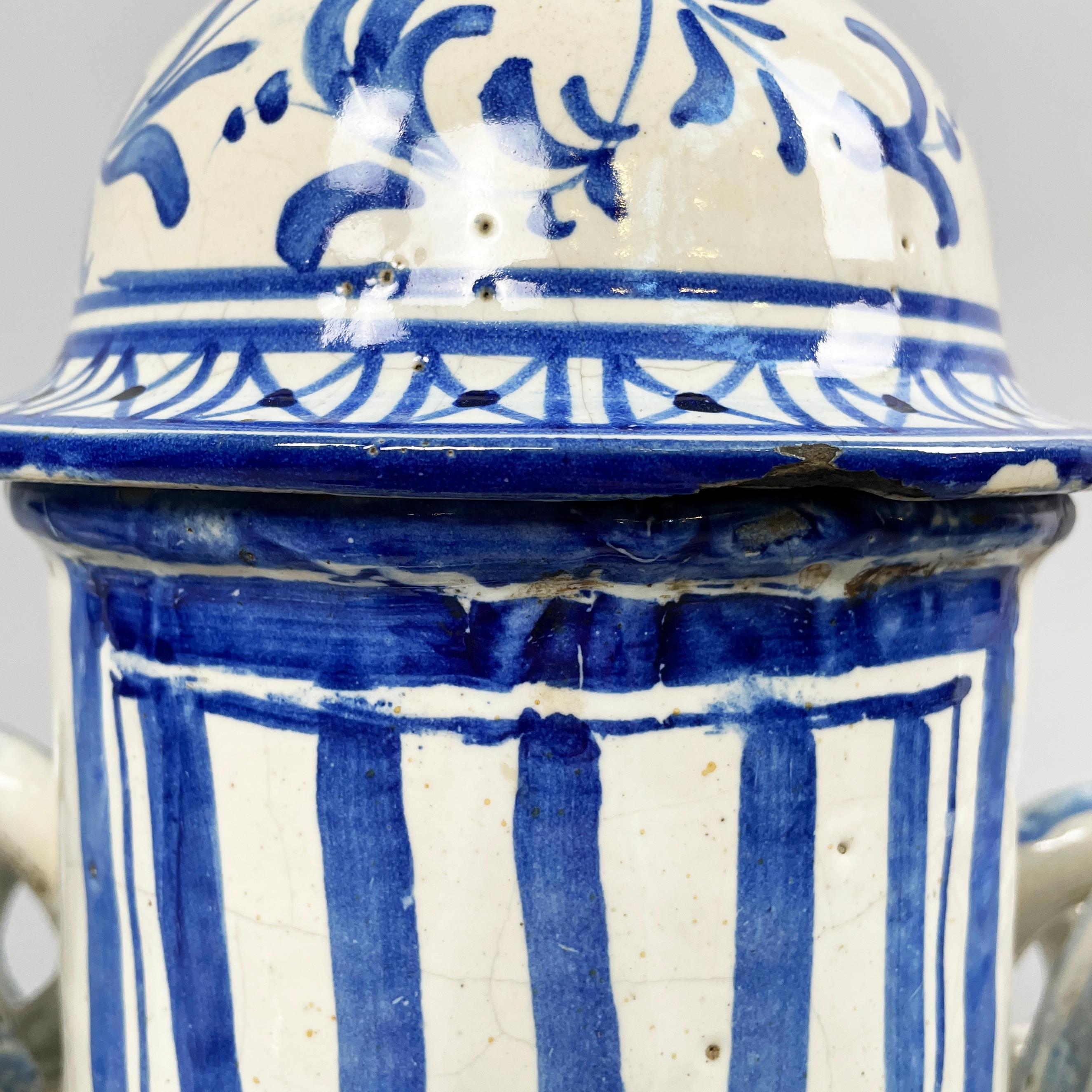 Italian antique vase with lid in blue and white majolica, 1715 For Sale 6