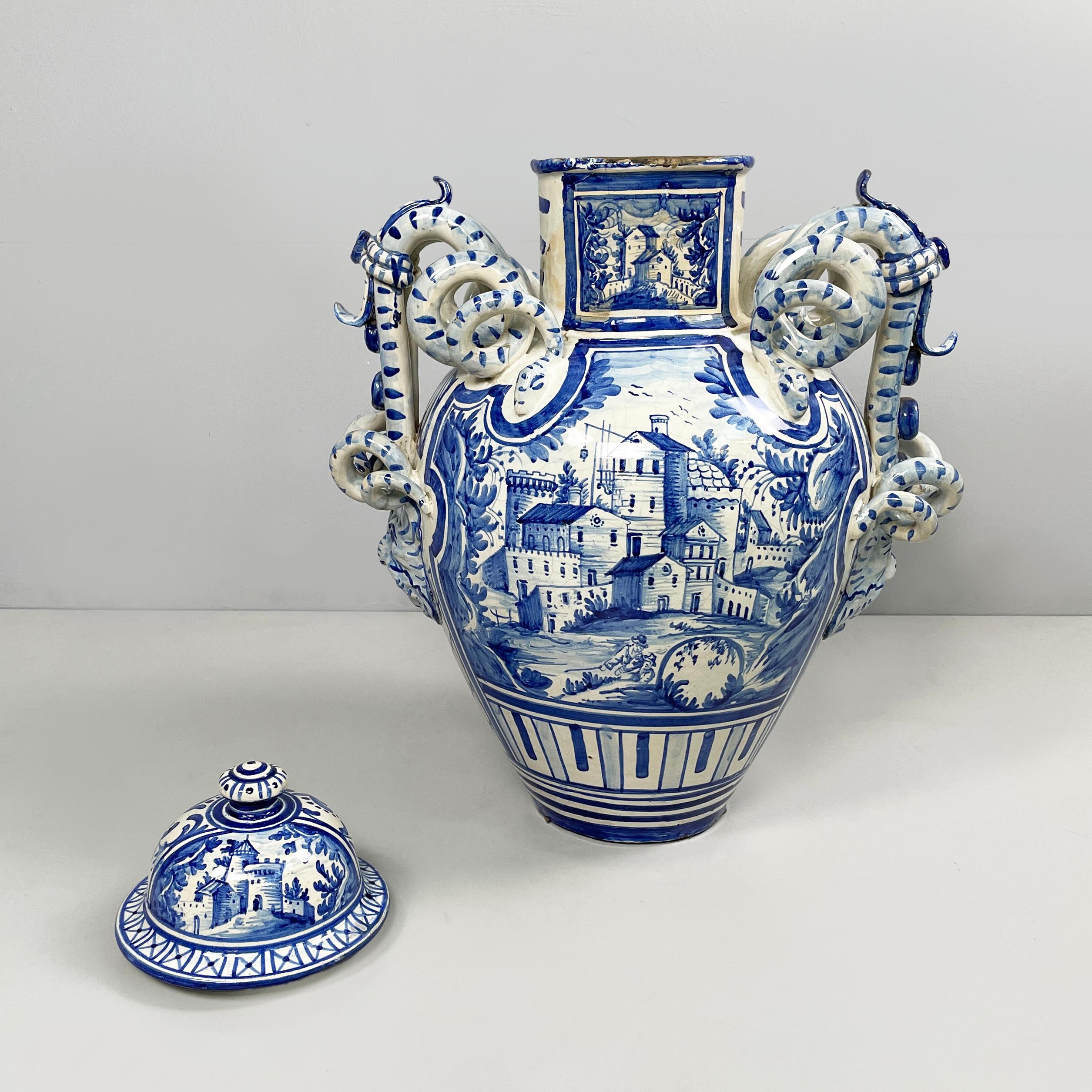 Italian antique vase with lid in blue and white majolica, 1715 In Good Condition For Sale In MIlano, IT