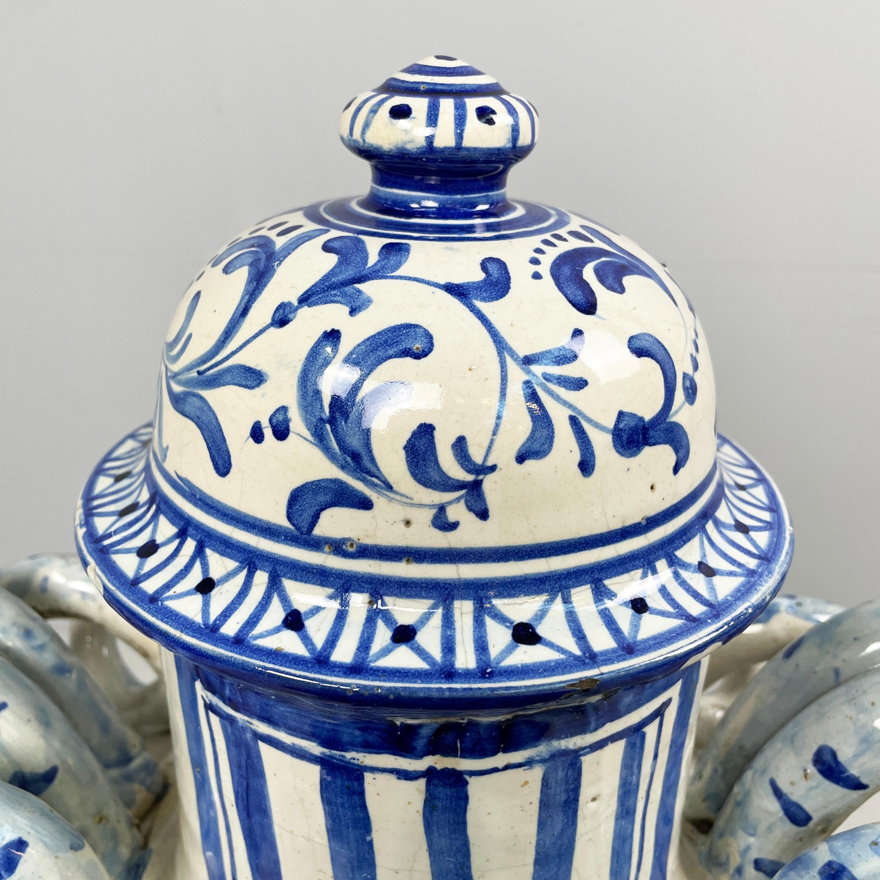 Italian antique vase with lid in blue and white majolica, 1715 For Sale 3