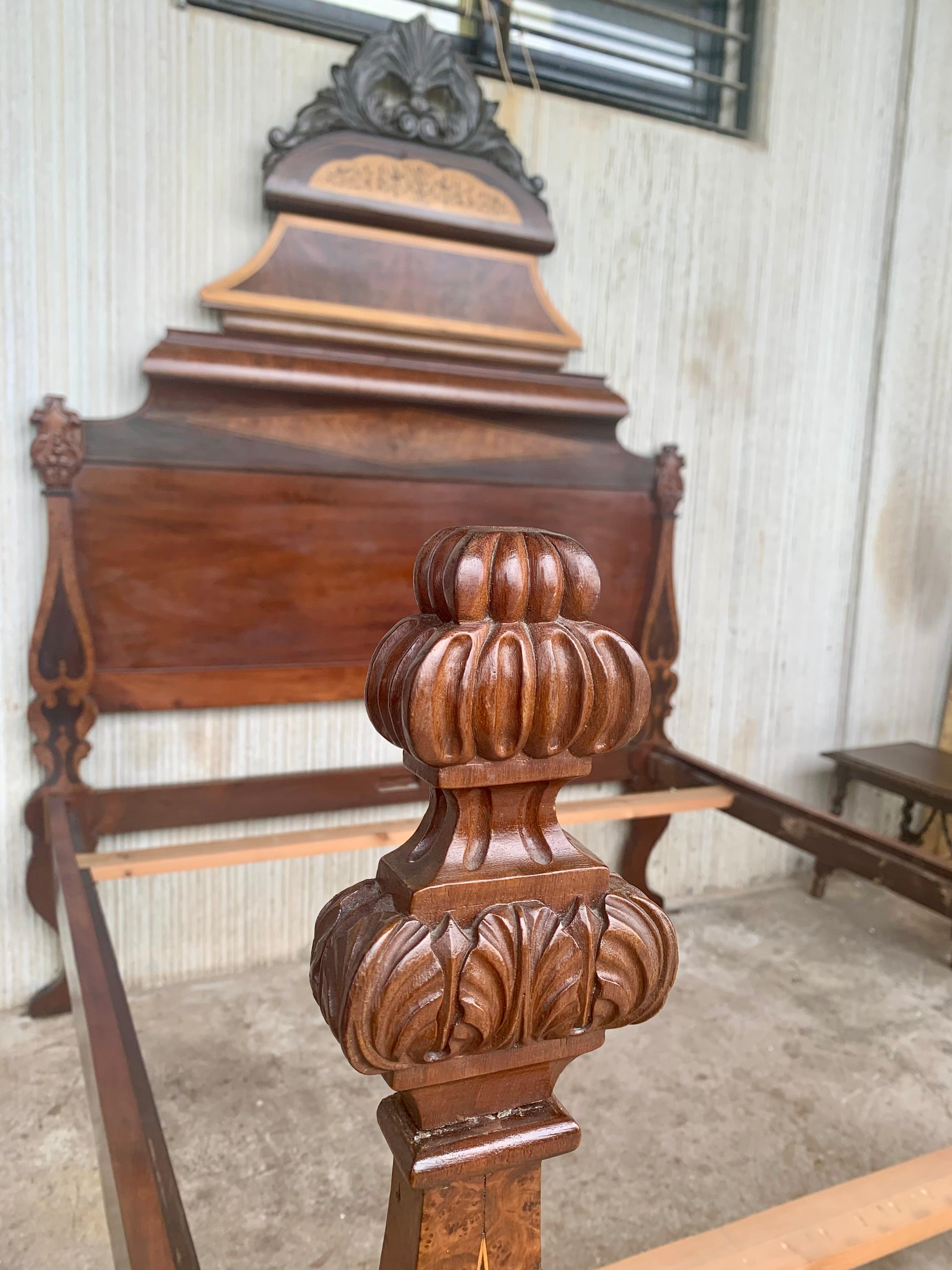 Italian Antique Victorian Carved Walnut Highback Full Bed Lincoln Style In Good Condition For Sale In Miami, FL