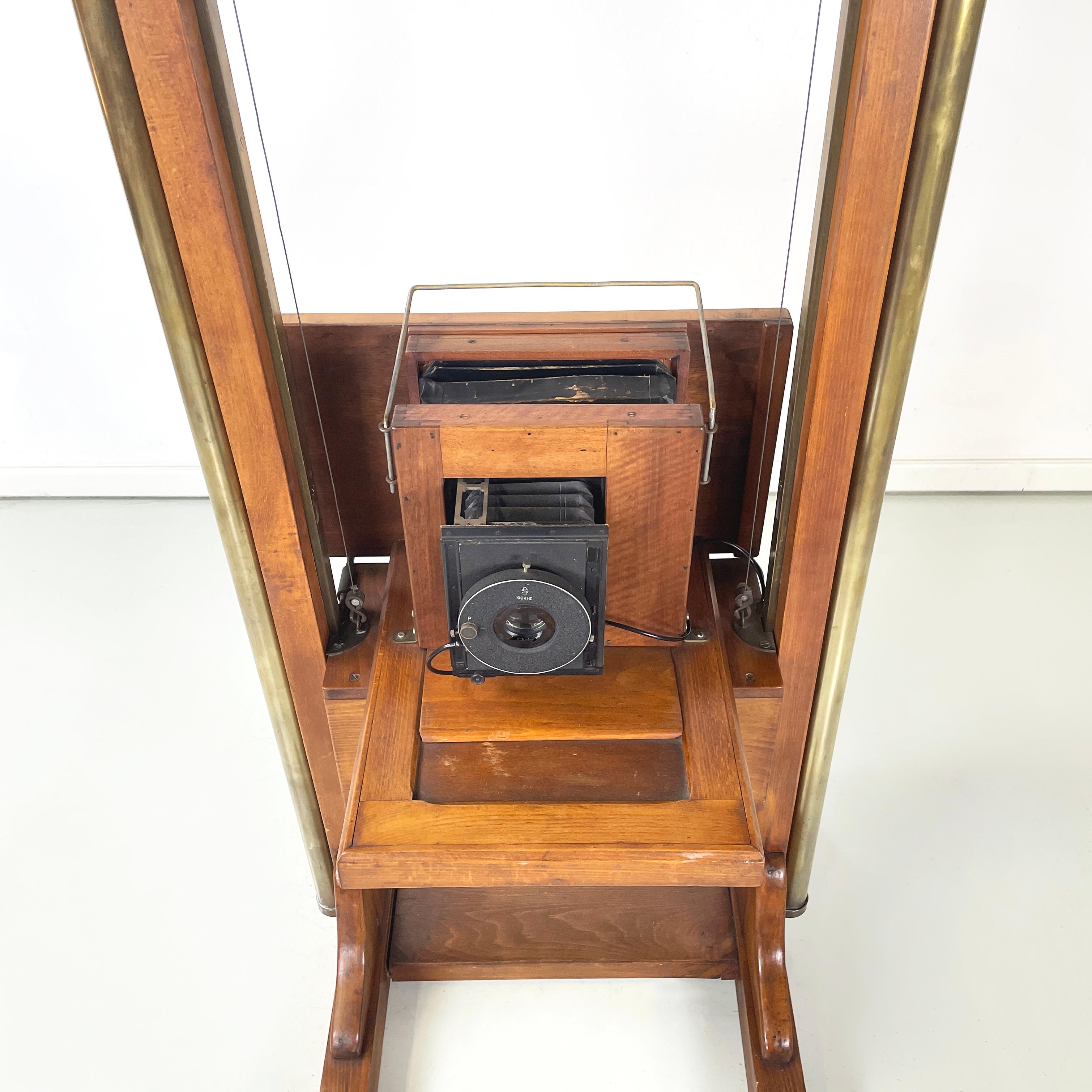 Italian antique vintage Analogue floor camera in wood and brass, 1900s For Sale 1