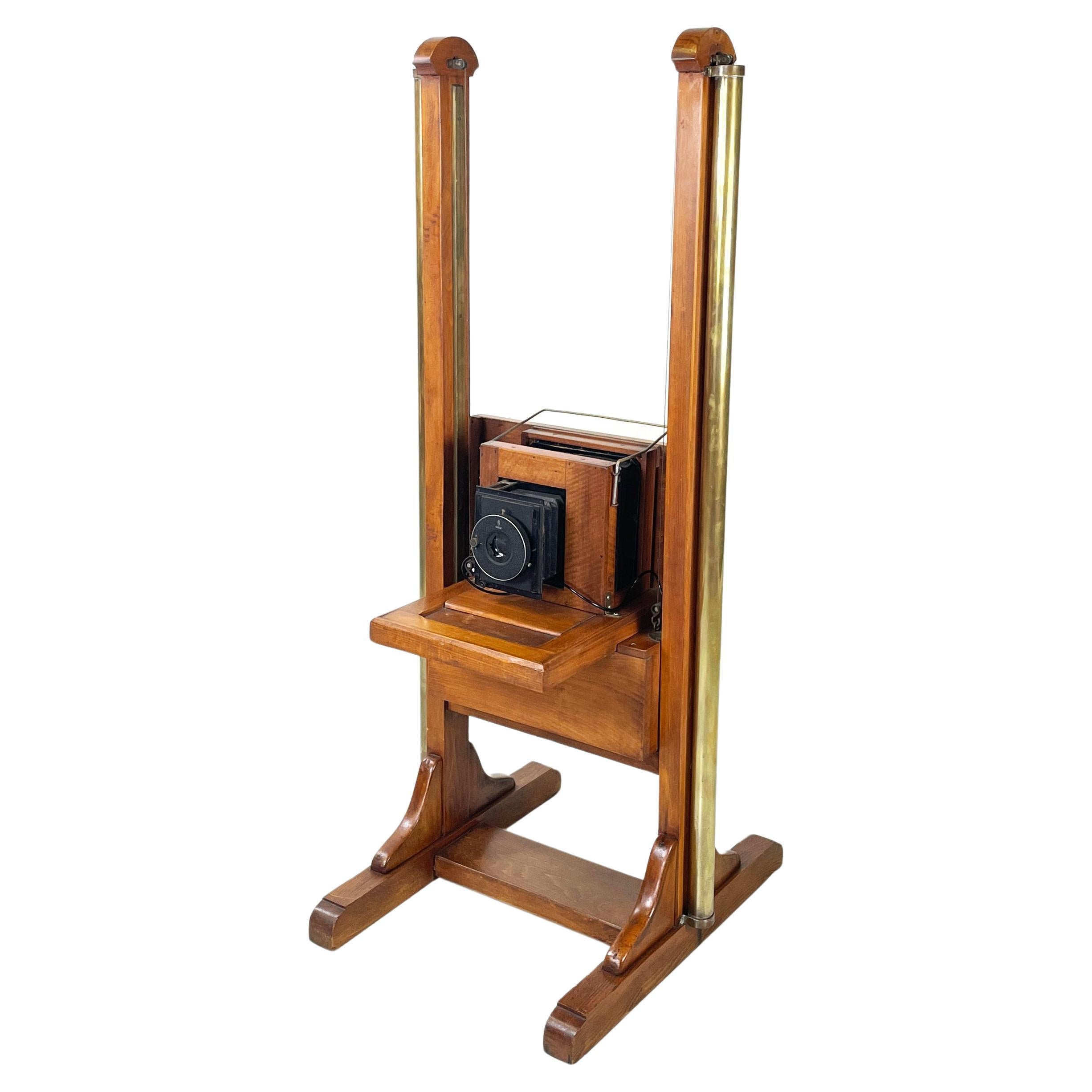 Italian antique vintage Analogue floor camera in wood and brass, 1900s For Sale