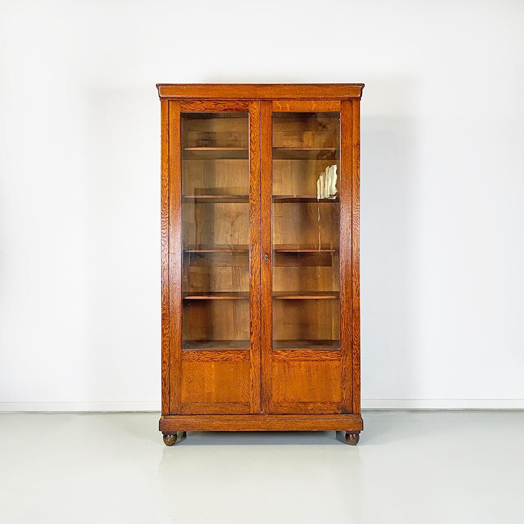 Italian antique walnut and original glass vitrine or highboard, 1900s.
Elegant and important walnut highboard or showcase with internal shelves, irregular spherical front legs and shaped upper part. Hinged doors in wood and glass, with original