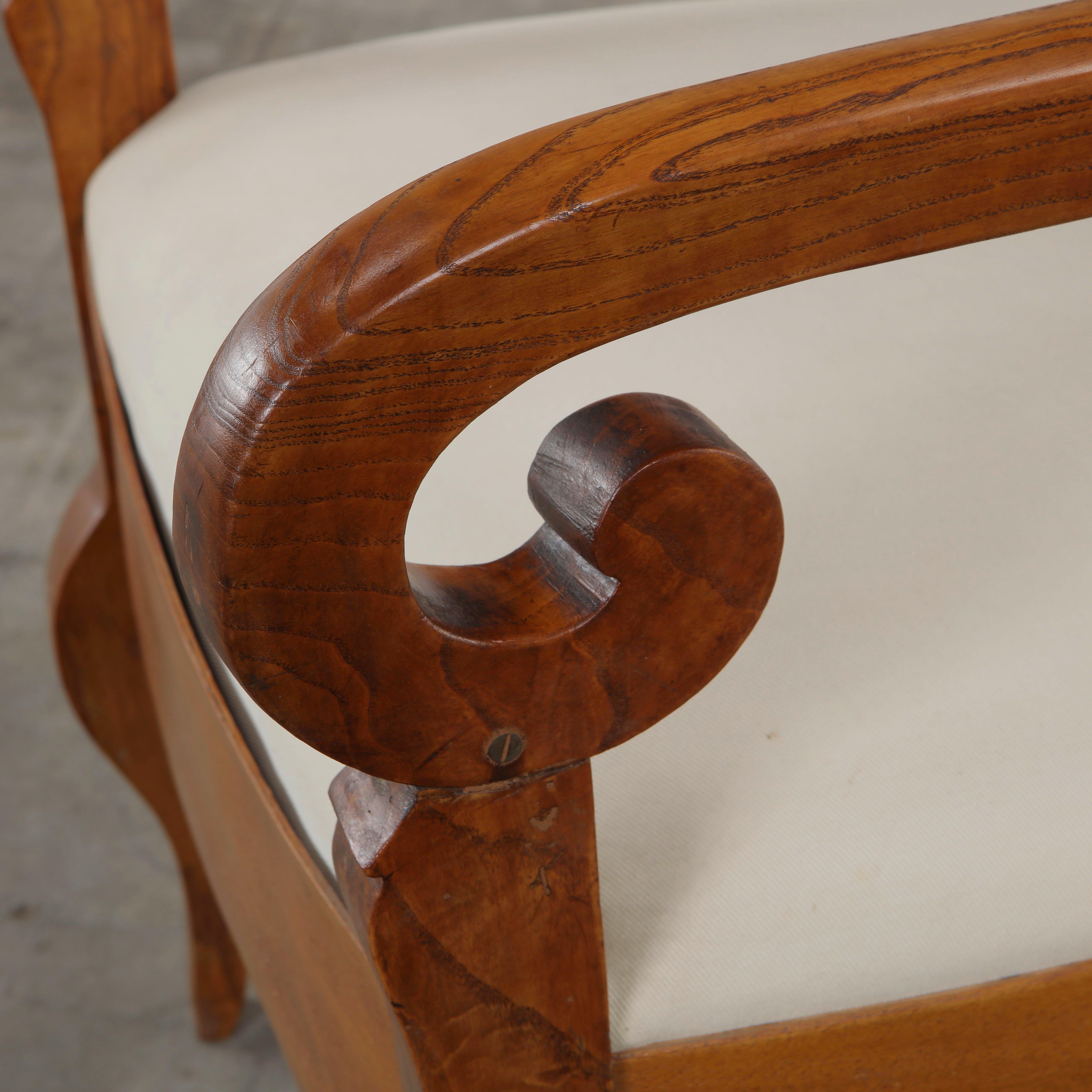 Italian Antique Walnut Arm Chair, 1960s im Angebot 3