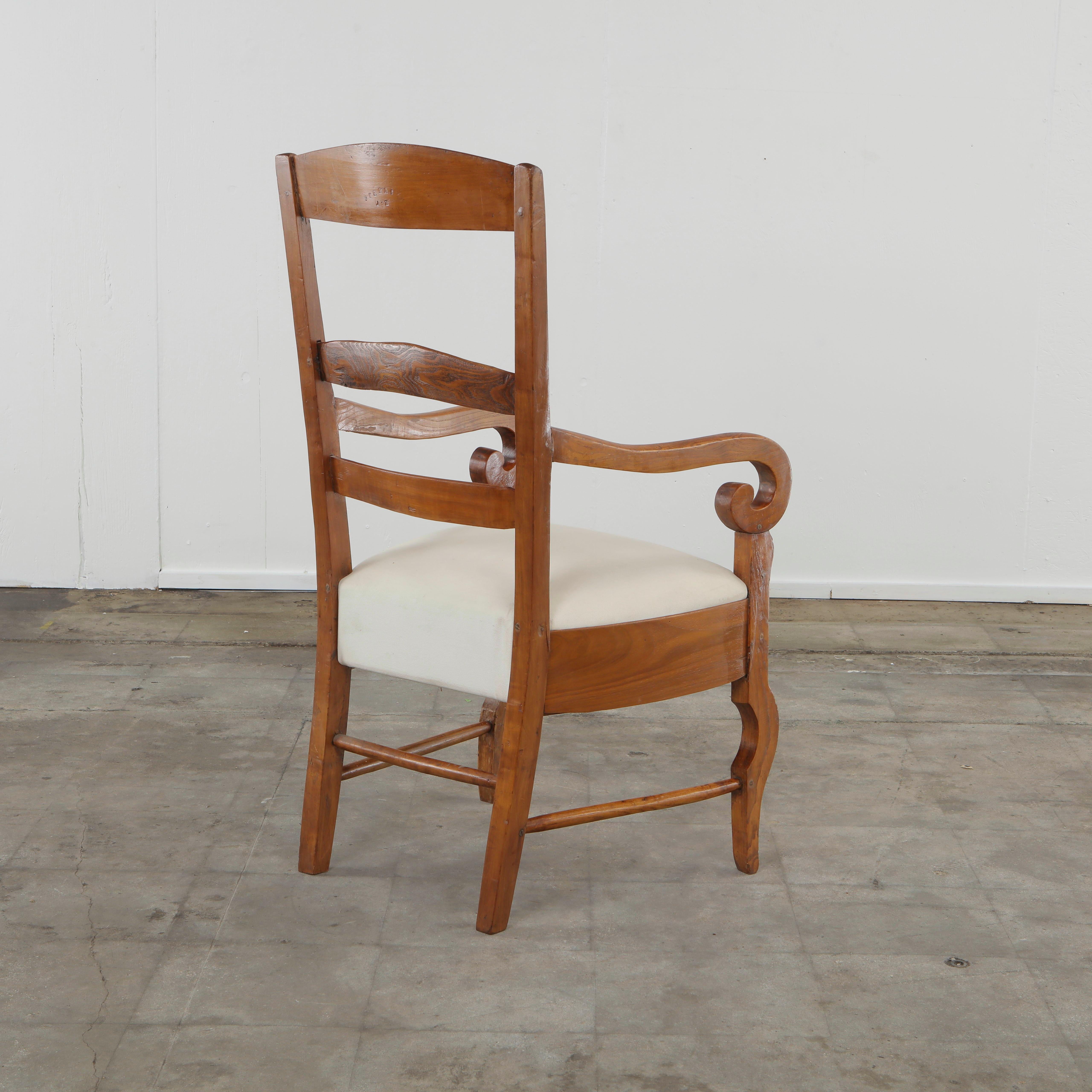 Italian Antique Walnut Arm Chair, 1960s im Zustand „Gut“ im Angebot in Los Angeles, CA