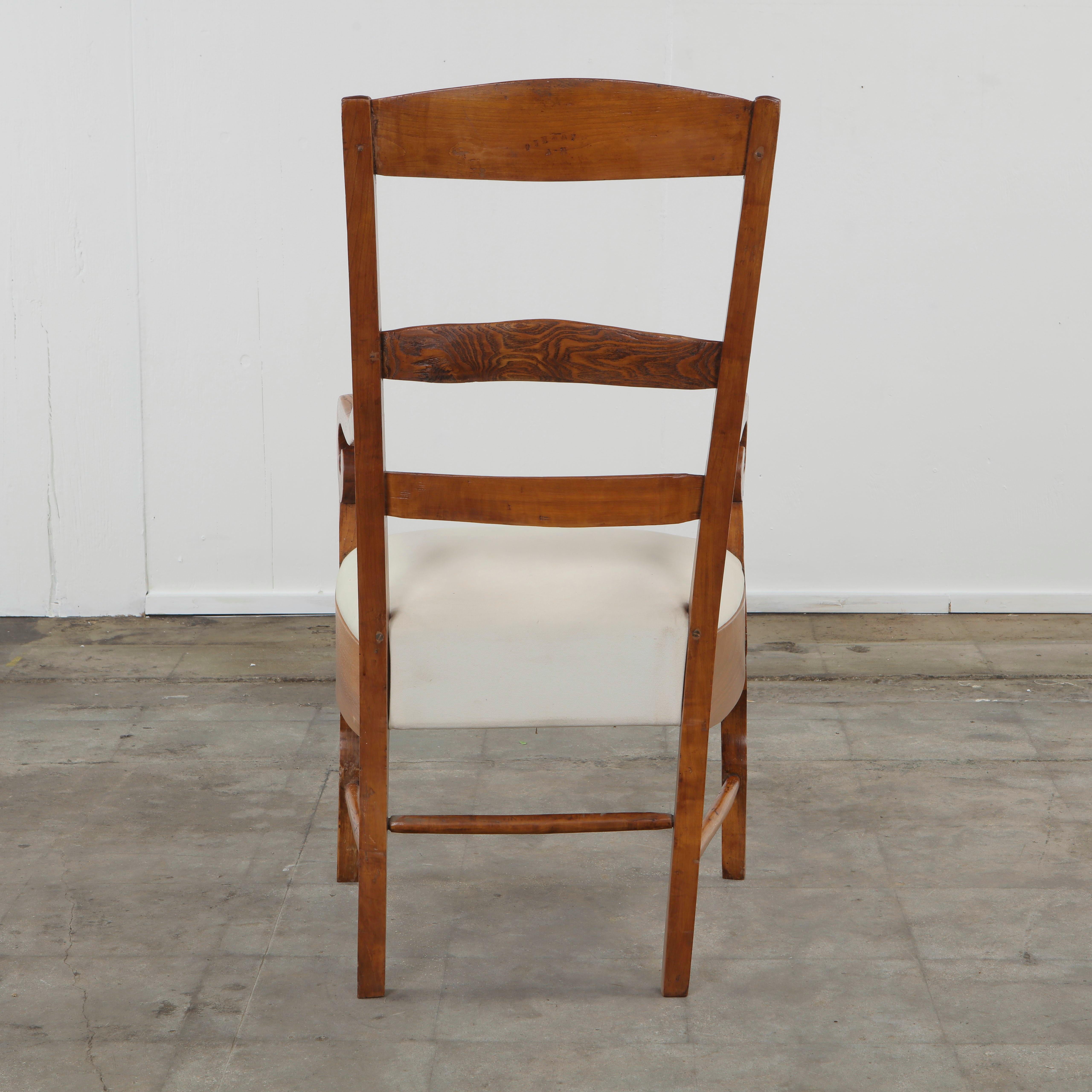 Italian Antique Walnut Arm Chair, 1960s (Mitte des 20. Jahrhunderts) im Angebot