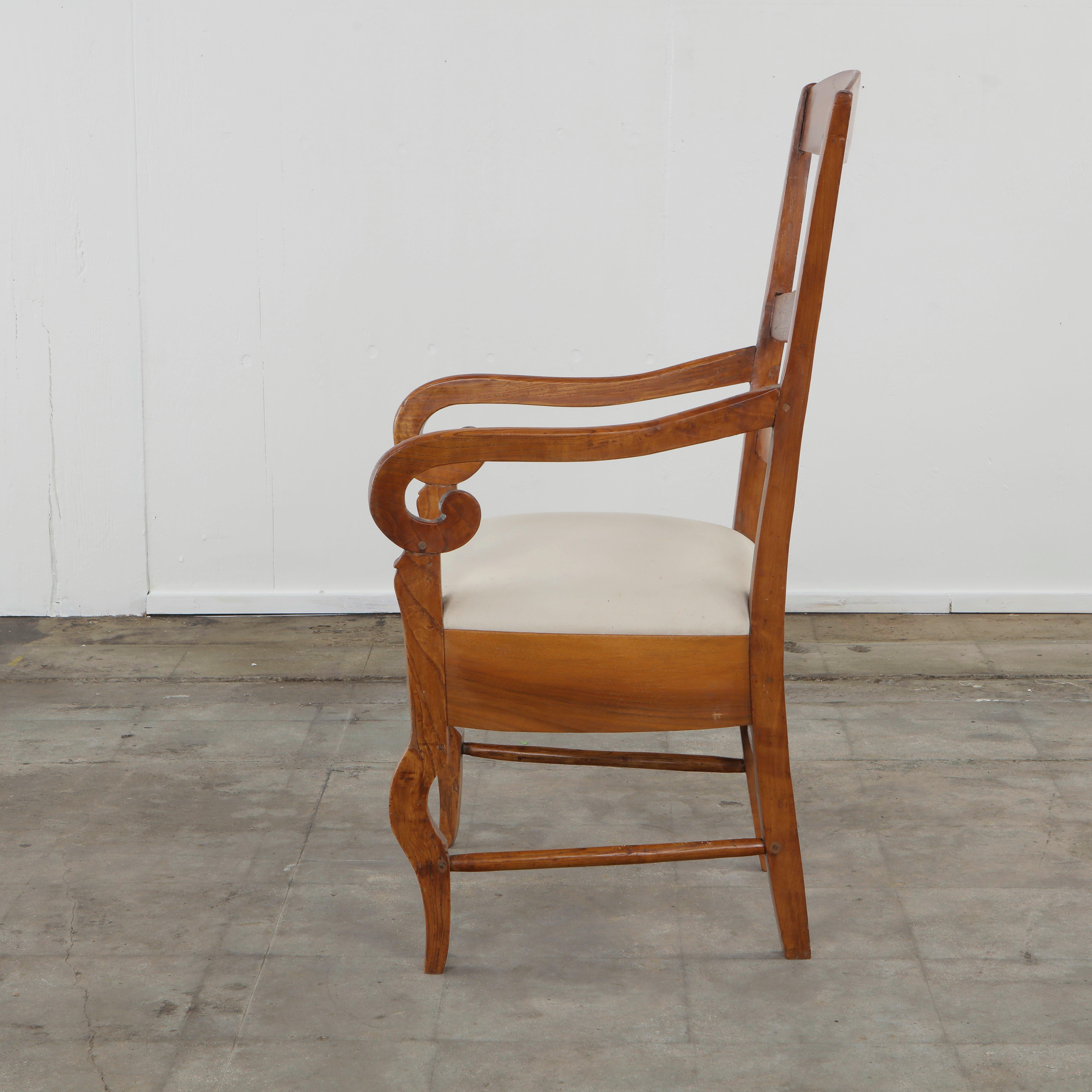 Italian Antique Walnut Arm Chair, 1960s im Angebot 1