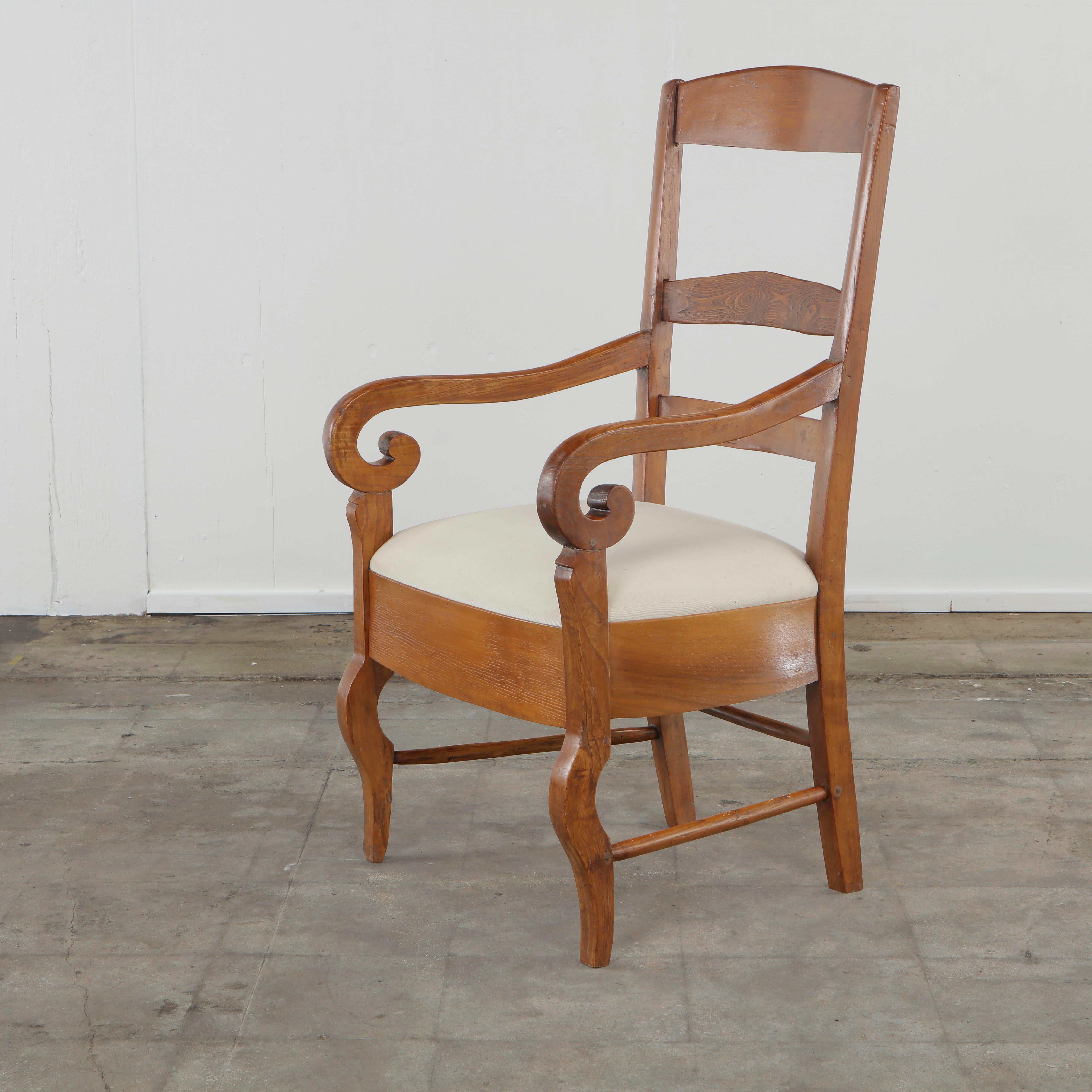 Italian Antique Walnut Arm Chair, 1960s im Angebot 2